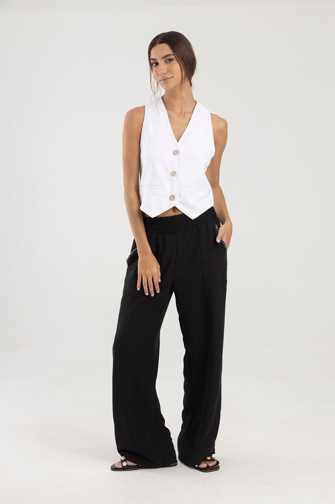 Pantalón negro, silueta recta con pretina elástica Marea