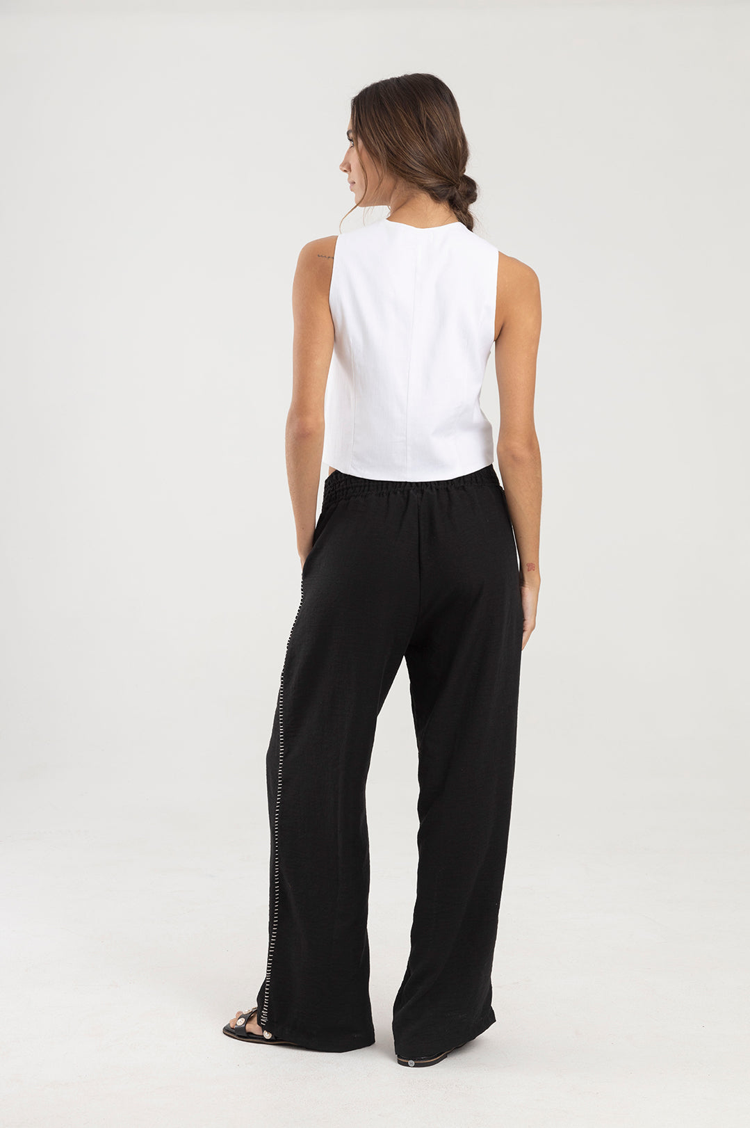 Pantalón negro, silueta recta con pretina elástica Marea