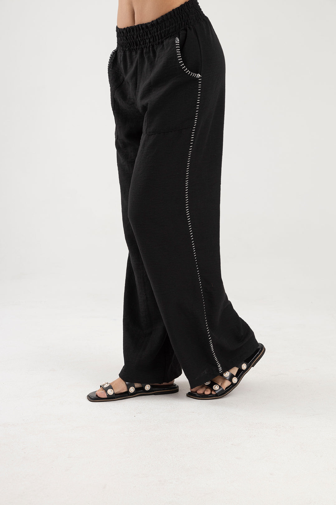 Pantalón negro, silueta recta con pretina elástica Marea