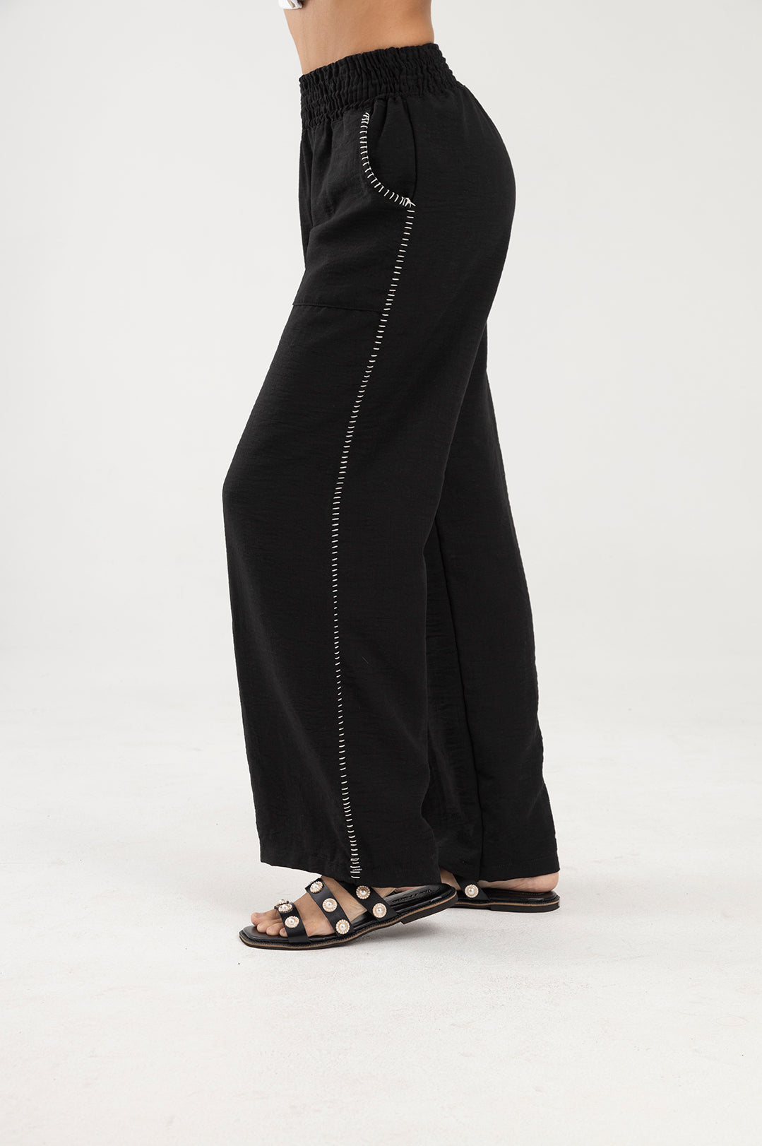 Pantalón negro, silueta recta con pretina elástica Marea