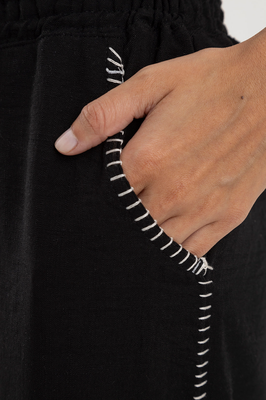 Pantalón negro, silueta recta con pretina elástica Marea