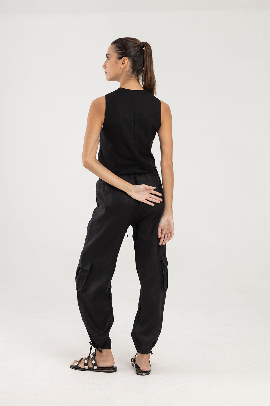 Pantalón negro tipo cargo en lino Wild