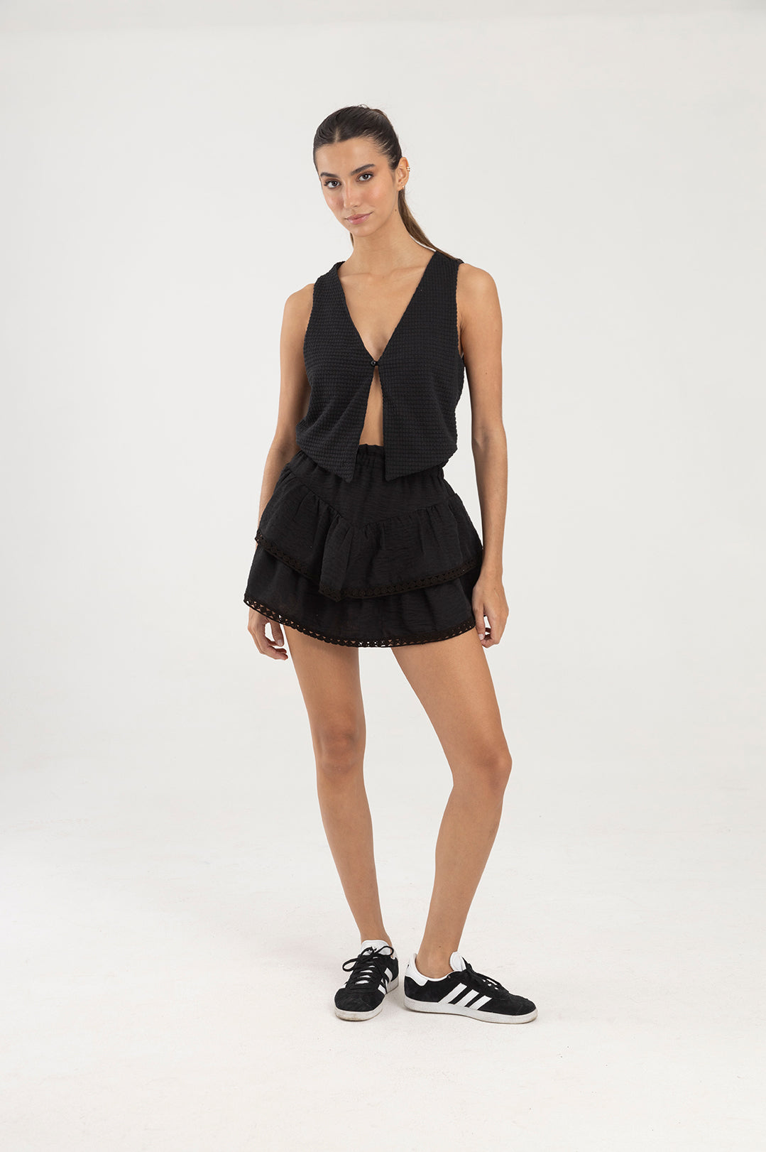 Falda negra con pretina elástica y boleros Greca