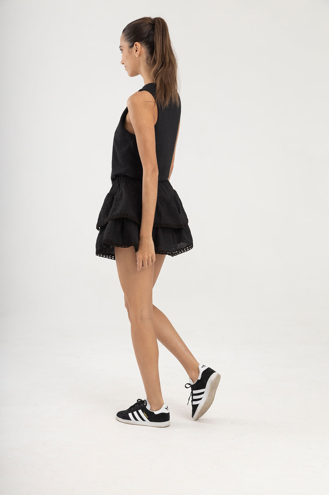Falda negra con pretina elástica y boleros Greca