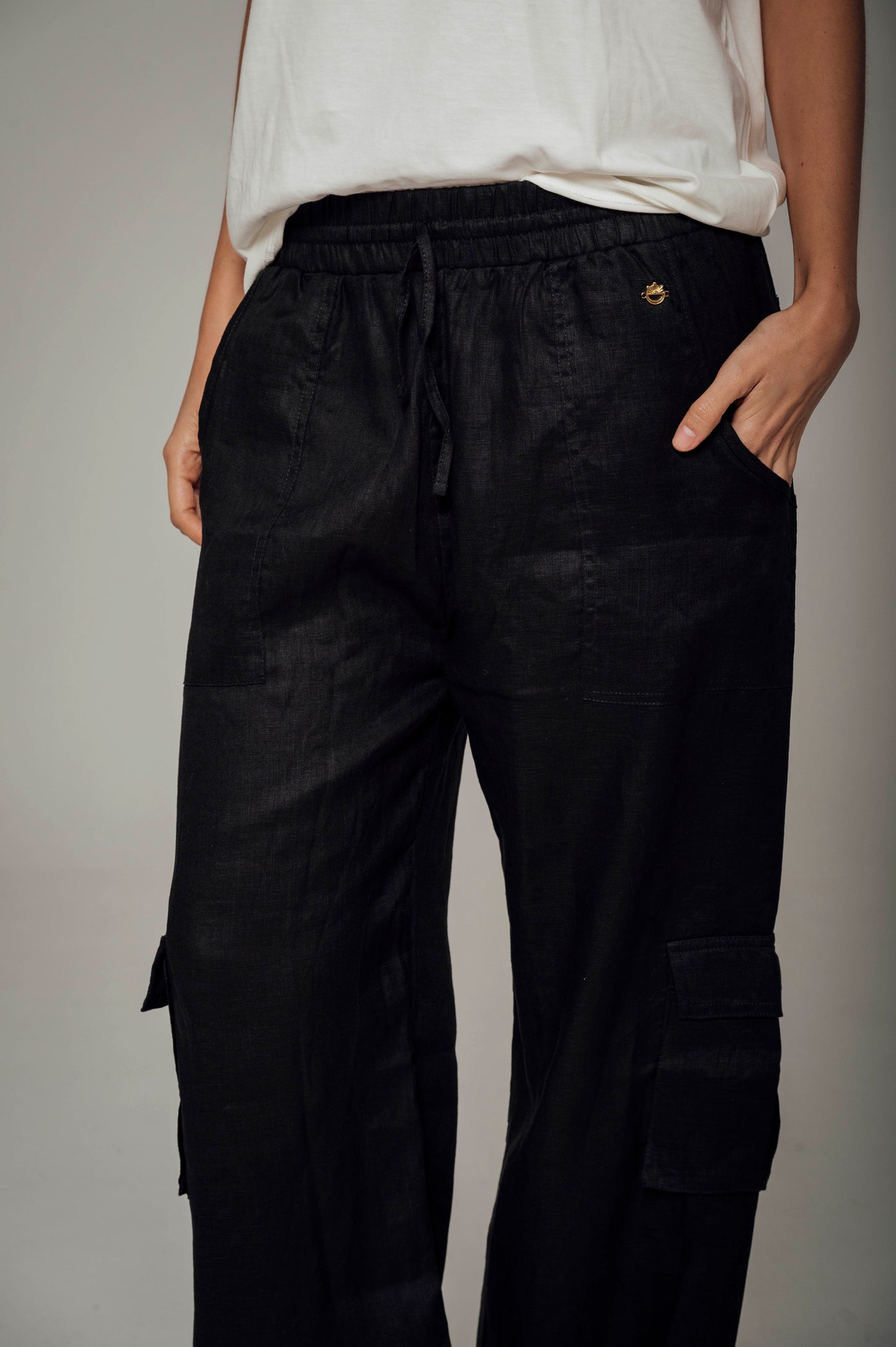 Pantalón negro tipo cargo en lino Wild
