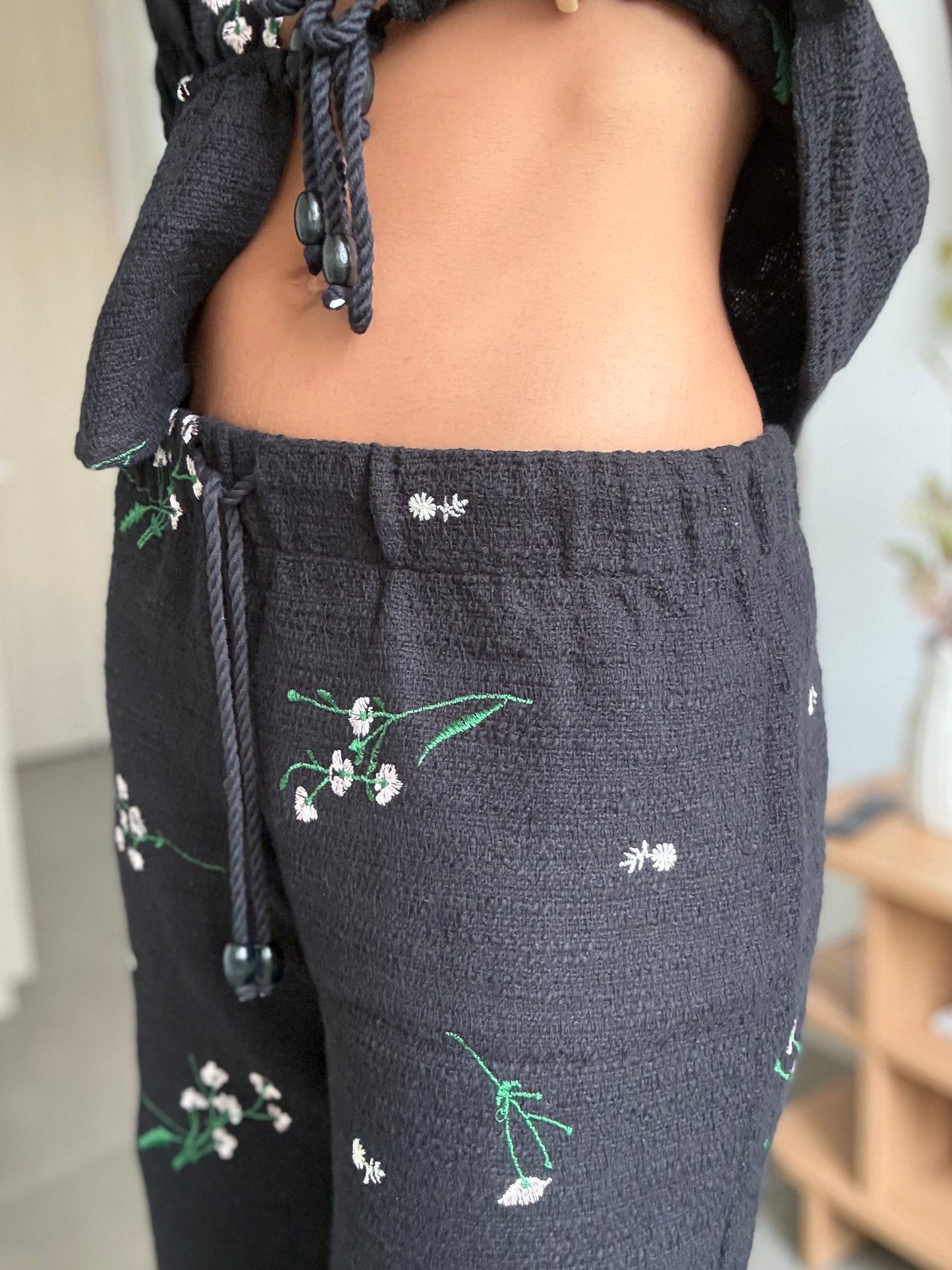 Pantalon Epic Negro Bordado Flores