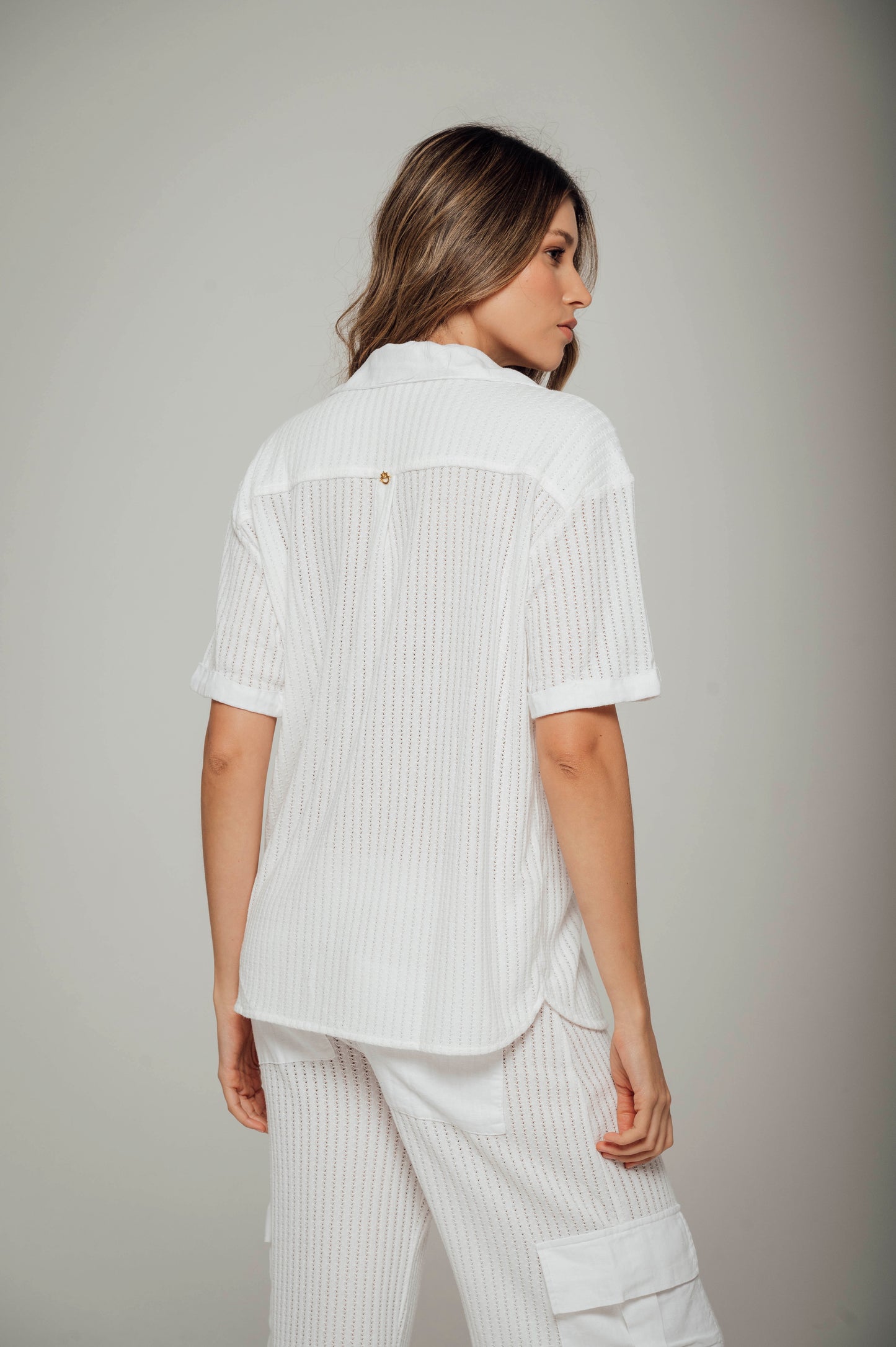 Camisa tejida de botones con apliques en lino Ibiza