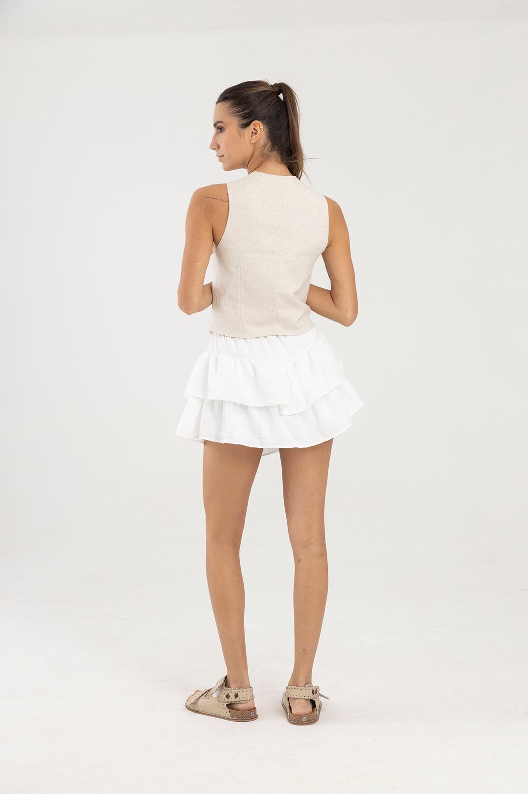 Falda blanca con pretina elástica y boleros Greca