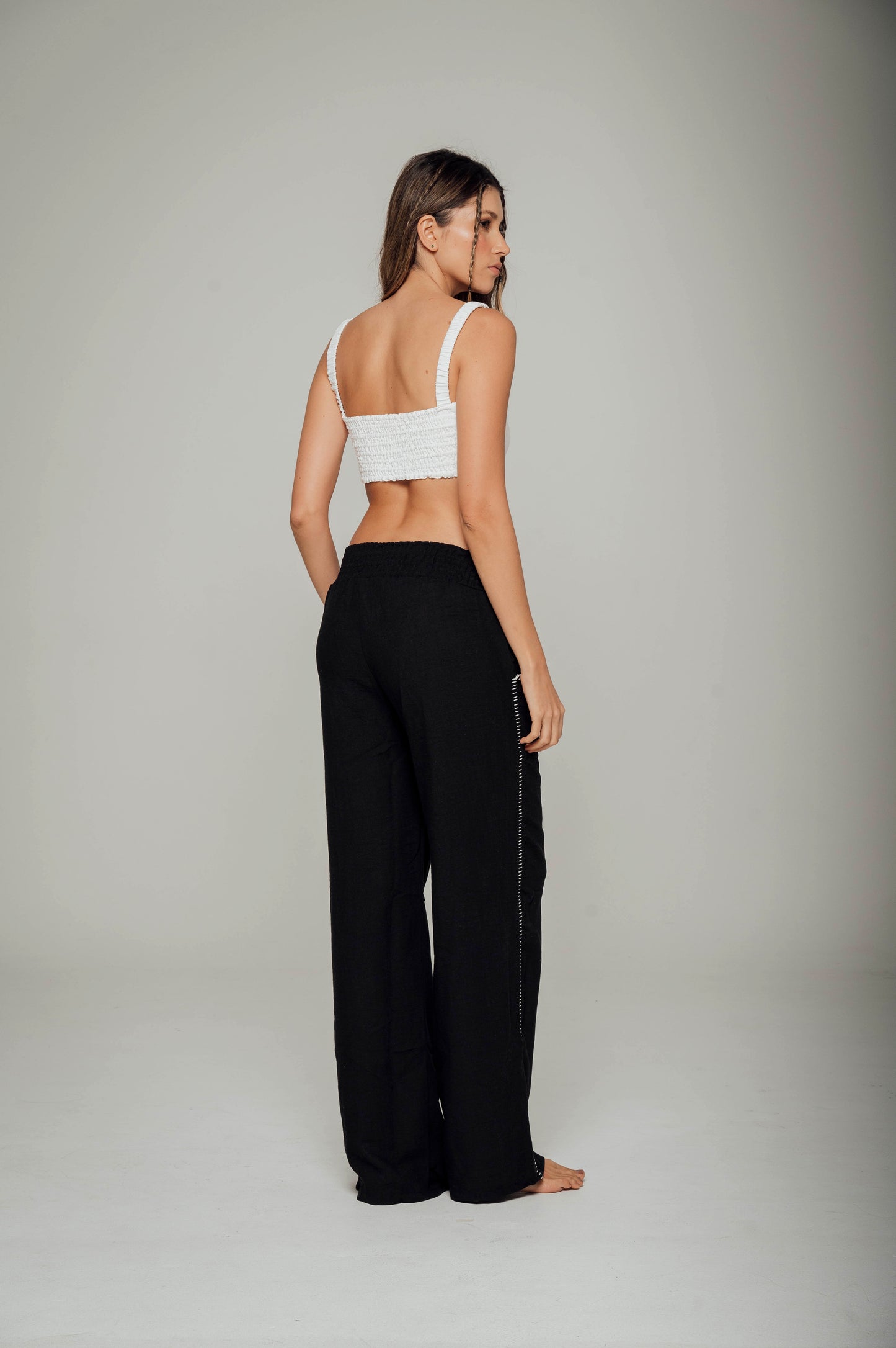 Pantalón negro, silueta recta con pretina elástica Marea