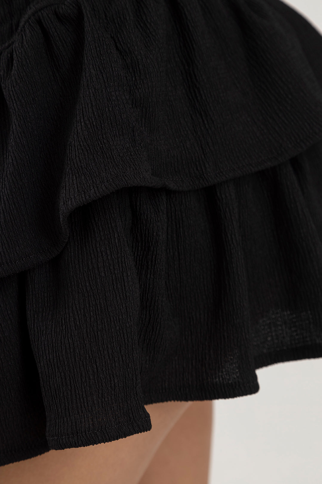 Falda negra con boleros en tela polyester y pretina elástica Salar