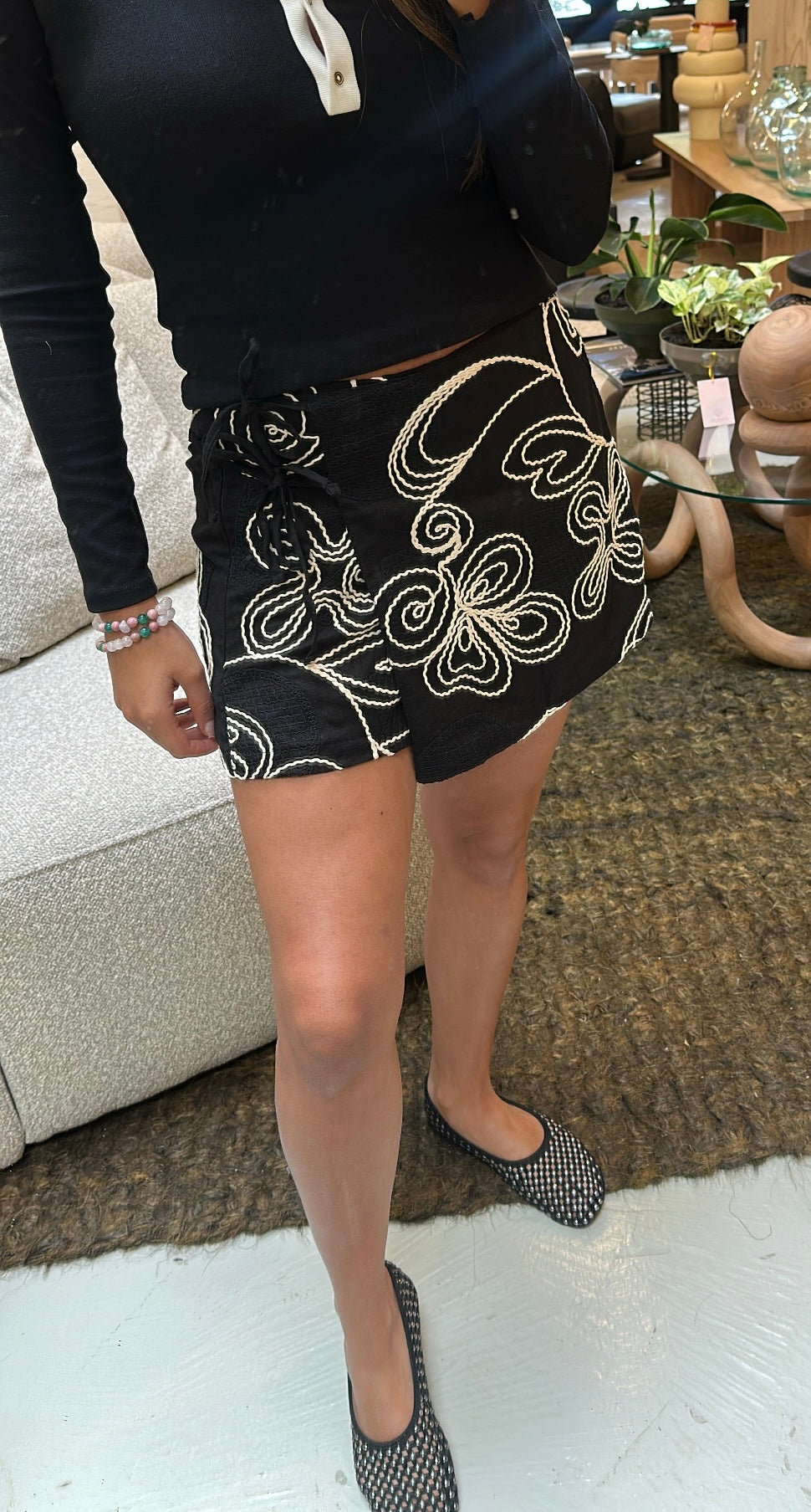Falda short bordada Yvon Negra