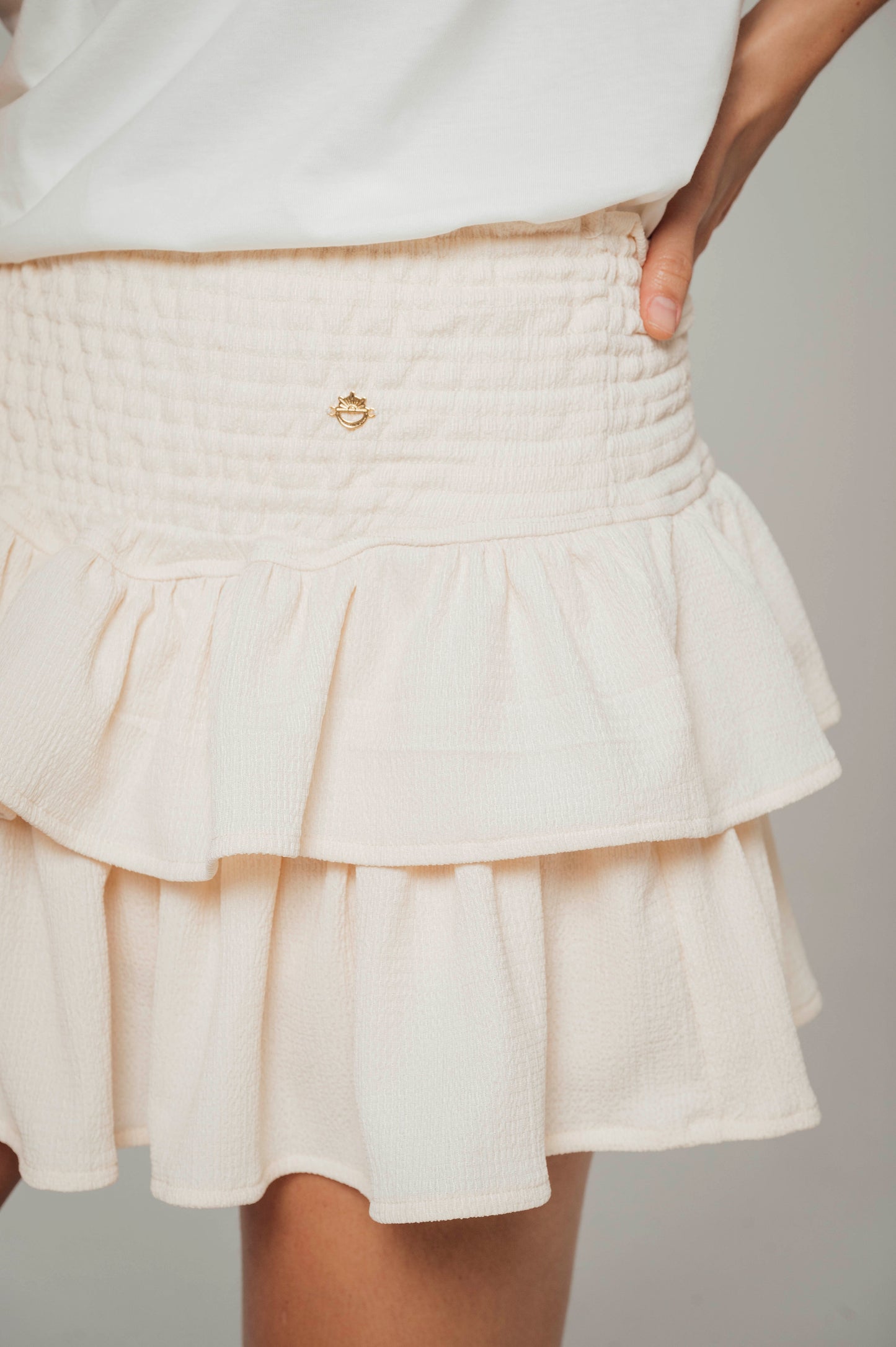 Falda crema con boleros en tela polyester y pretina elástica Salar
