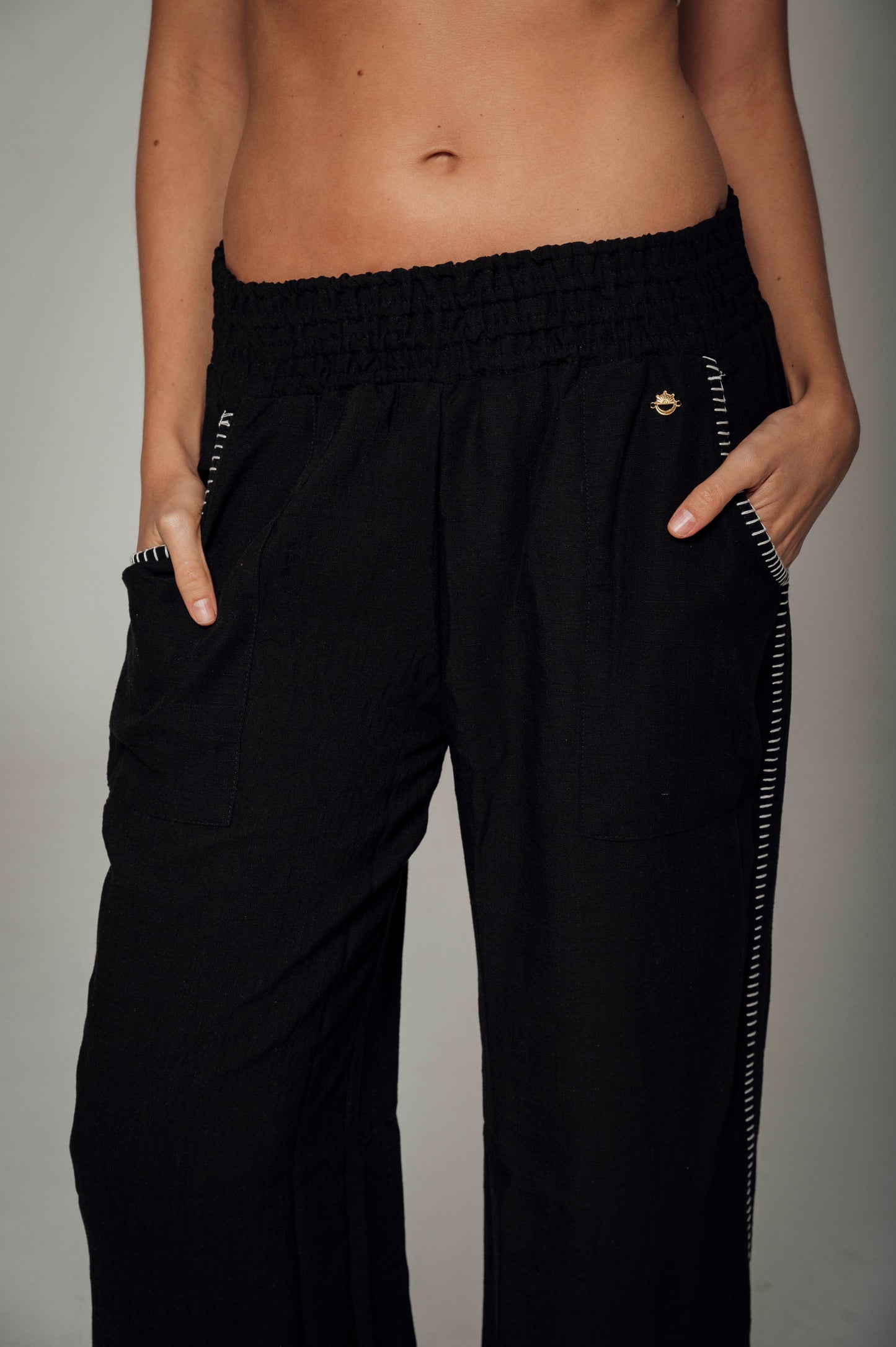 Pantalón negro, silueta recta con pretina elástica Marea