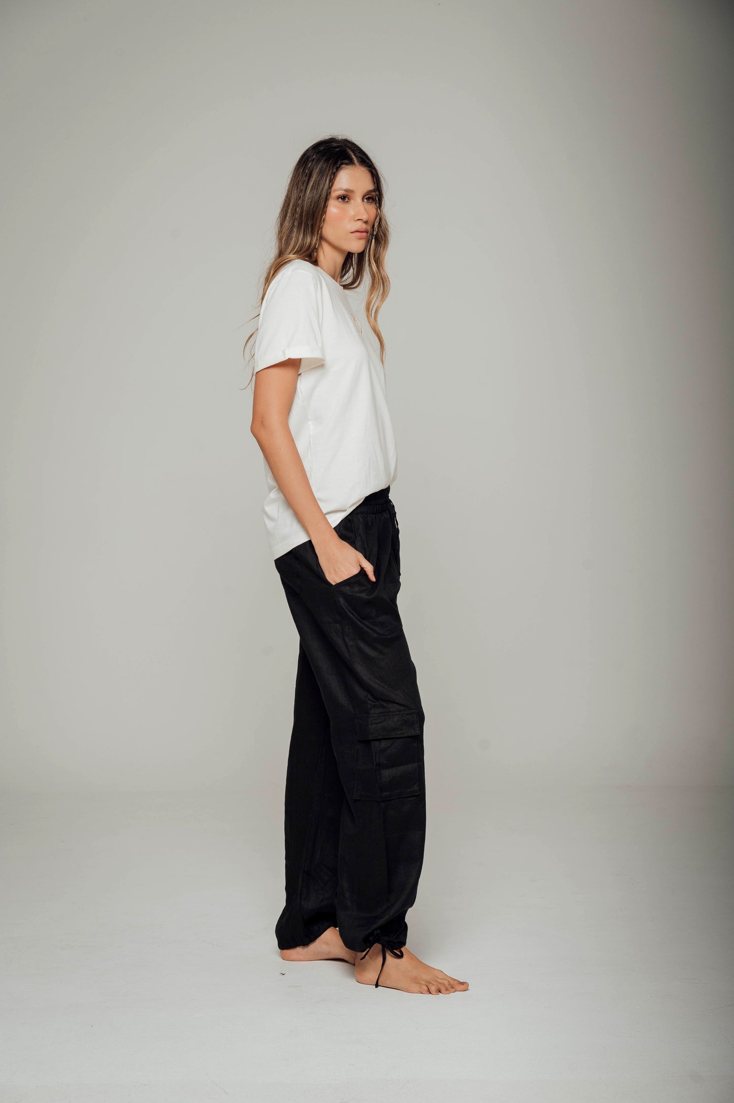 Pantalón negro tipo cargo en lino Wild