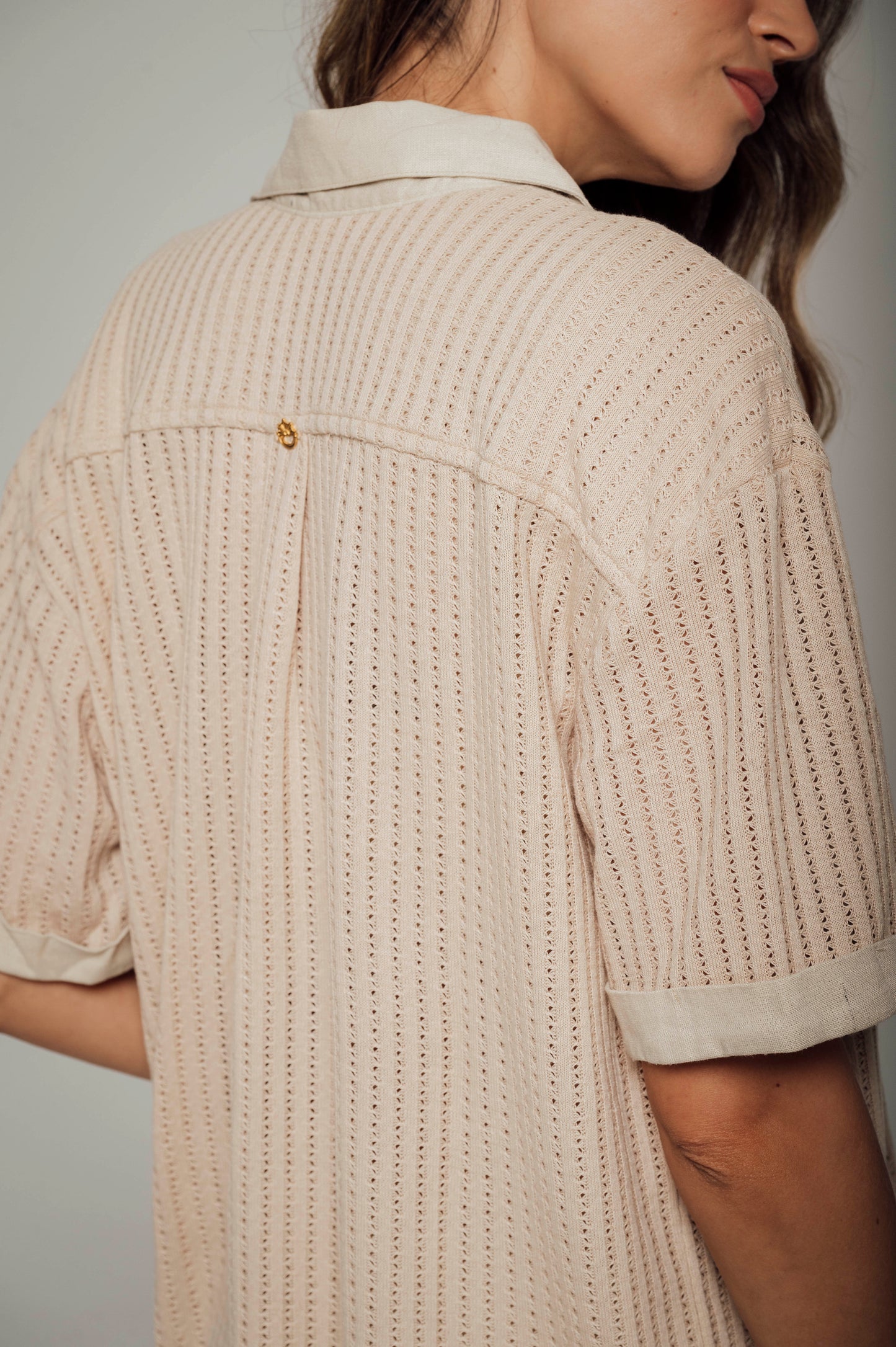 Camisa tejida de botones con apliques en lino Ibiza