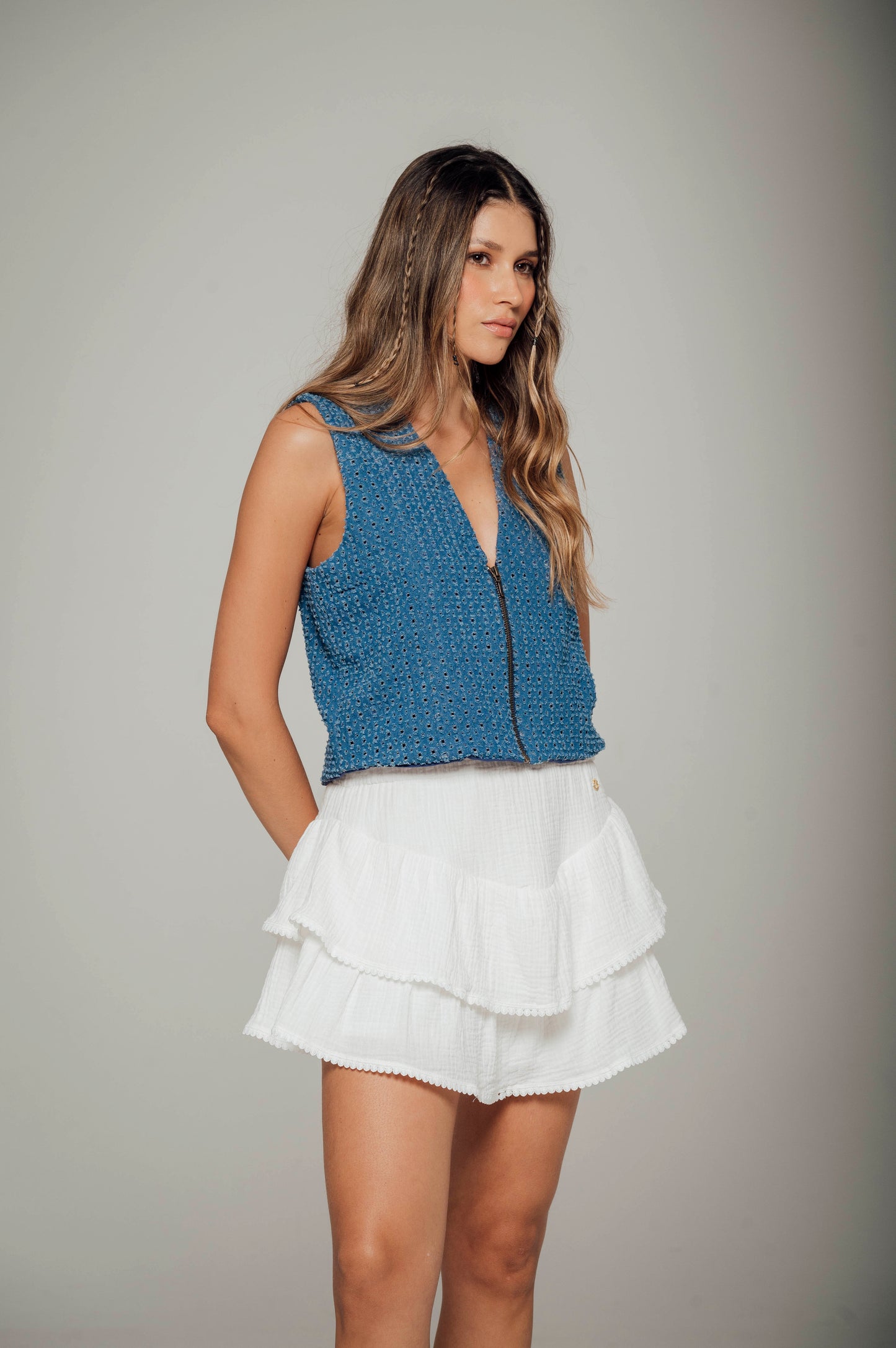 Falda blanca con pretina elástica y boleros Greca