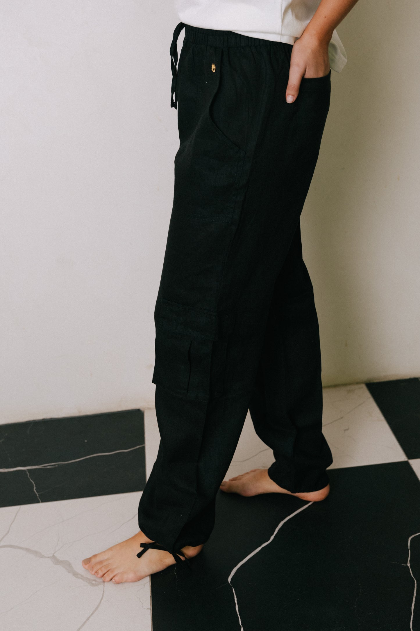 Pantalón negro tipo cargo en lino Wild