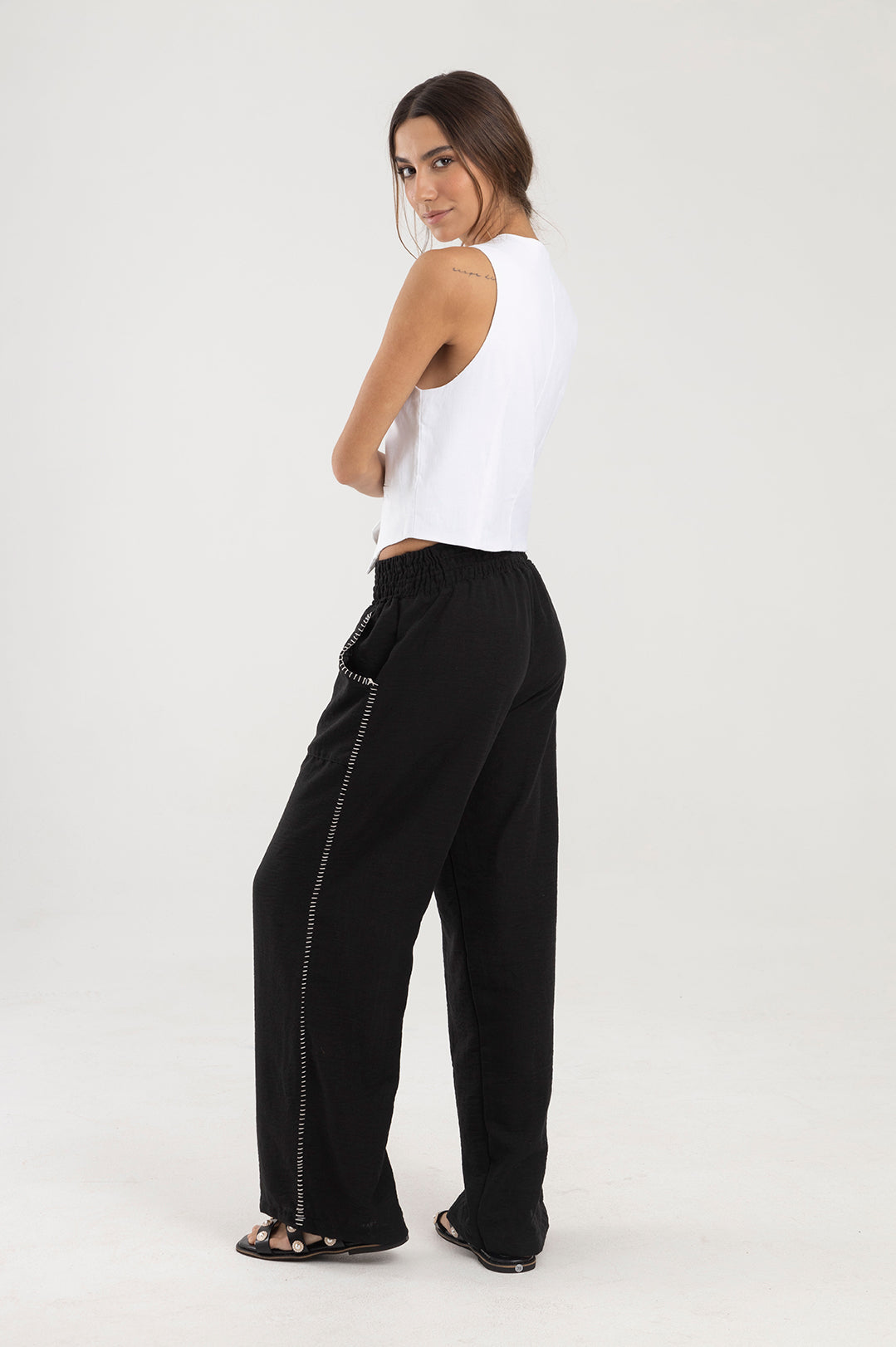 Pantalón negro, silueta recta con pretina elástica Marea