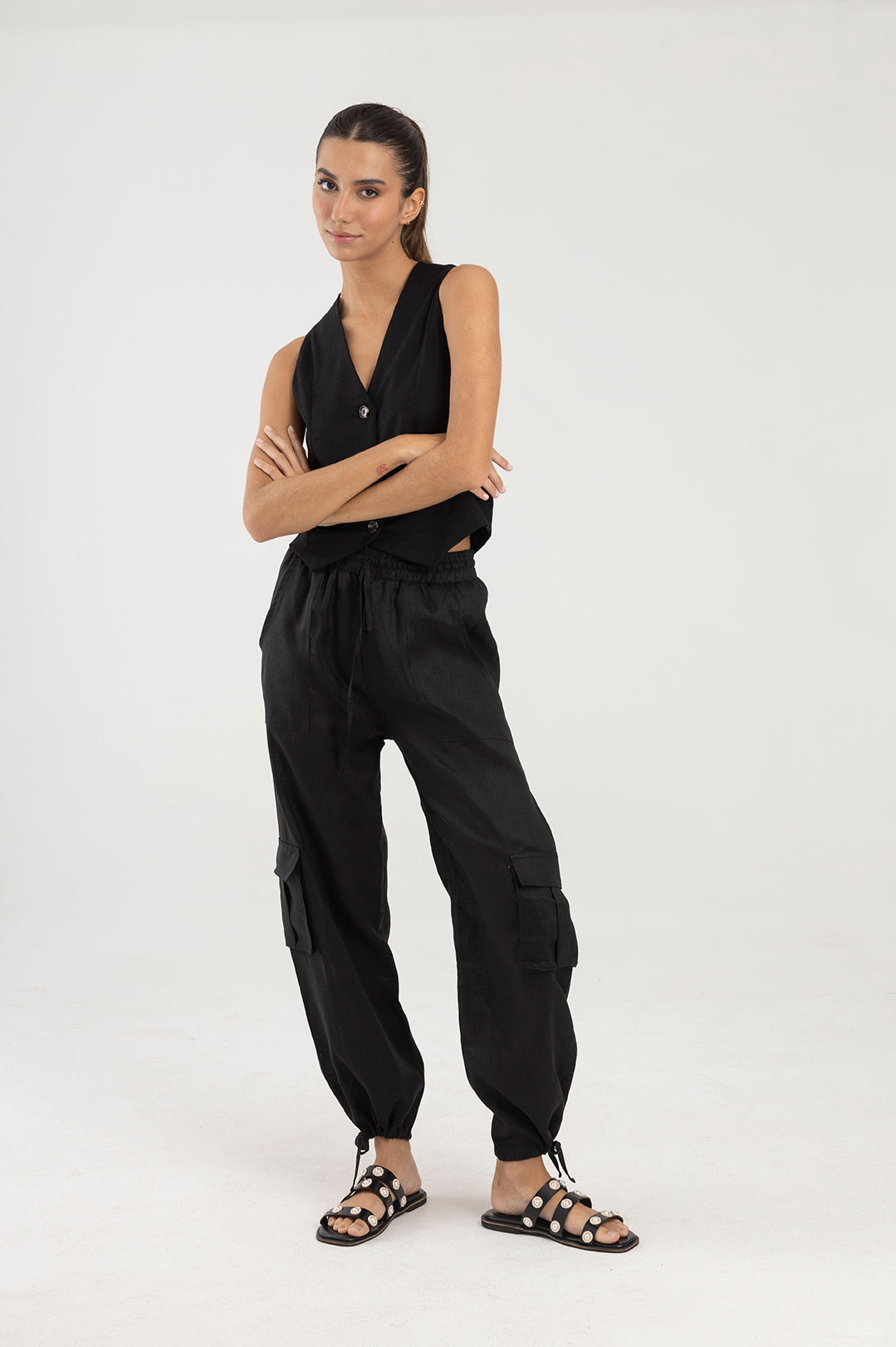 Pantalón negro tipo cargo en lino Wild