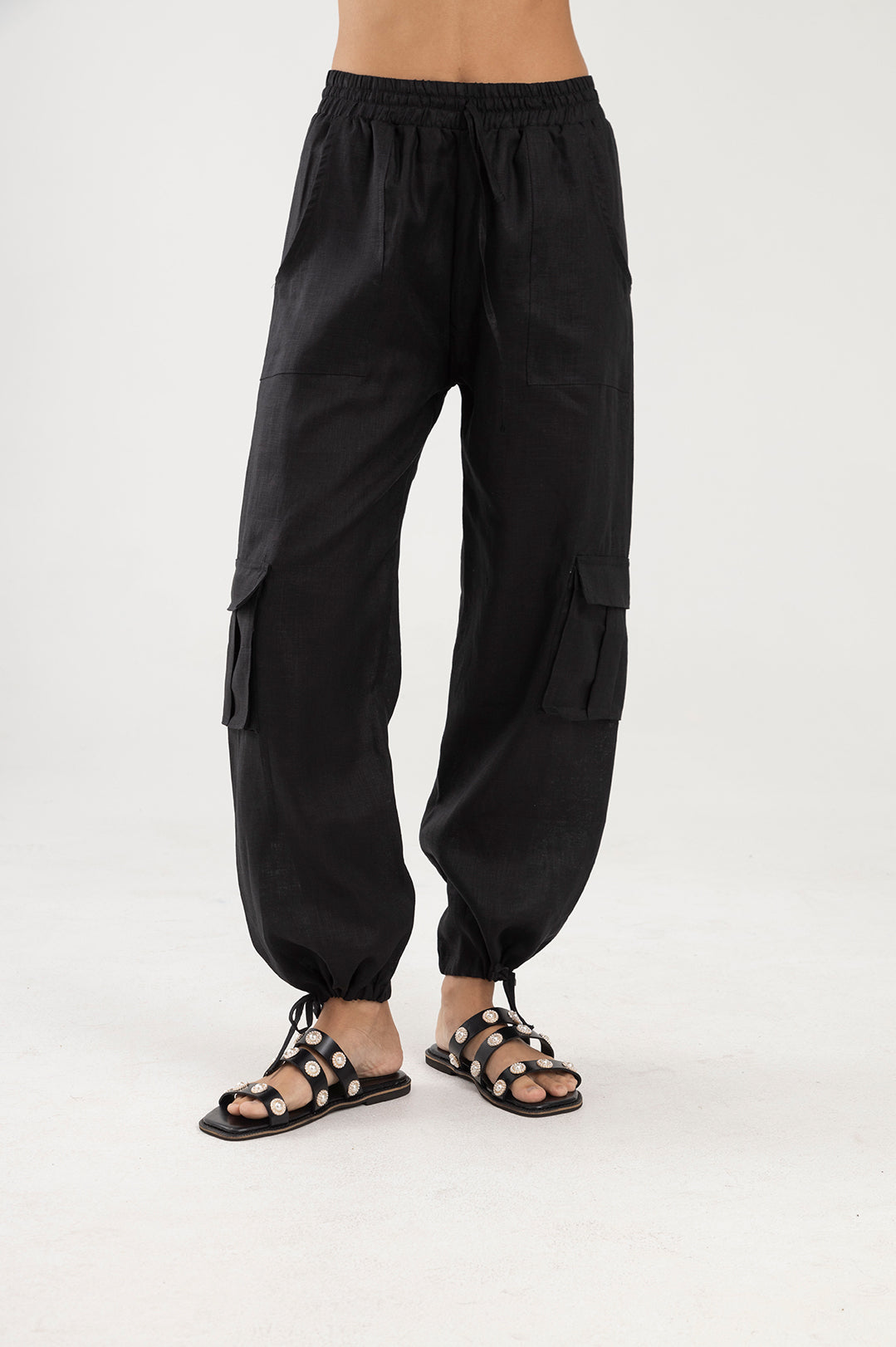 Pantalón negro tipo cargo en lino Wild