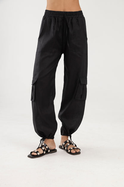 Pantalón negro tipo cargo en lino Wild