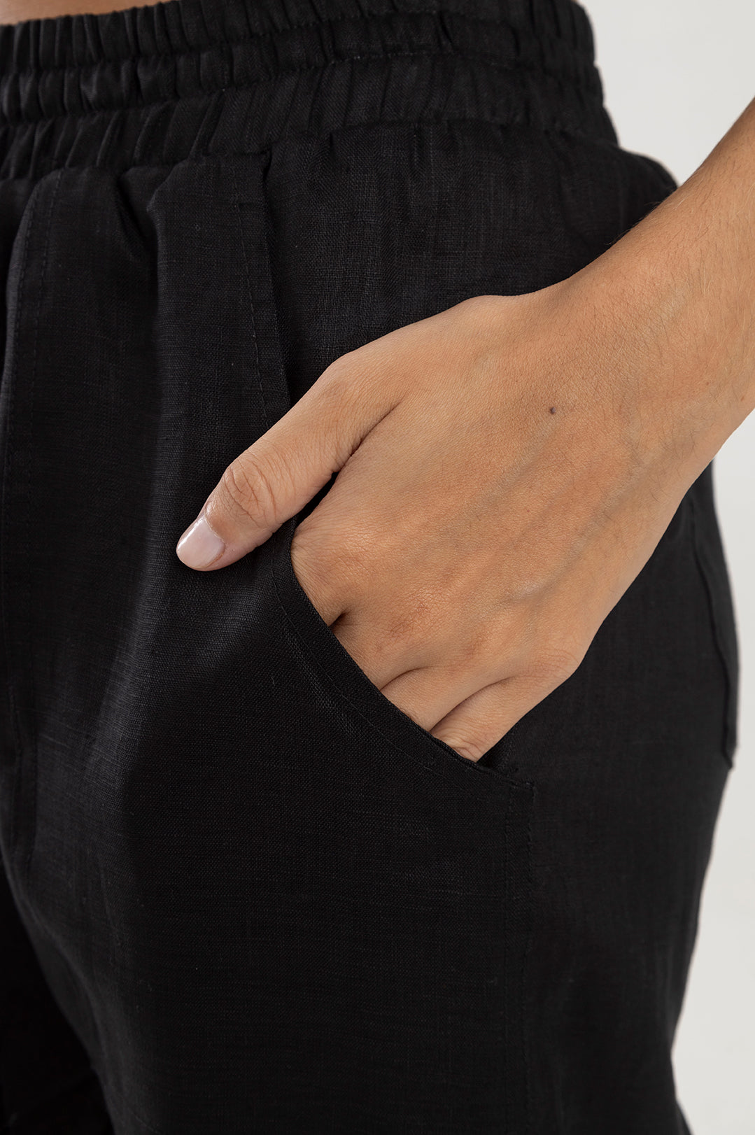 Pantalón negro tipo cargo en lino Wild