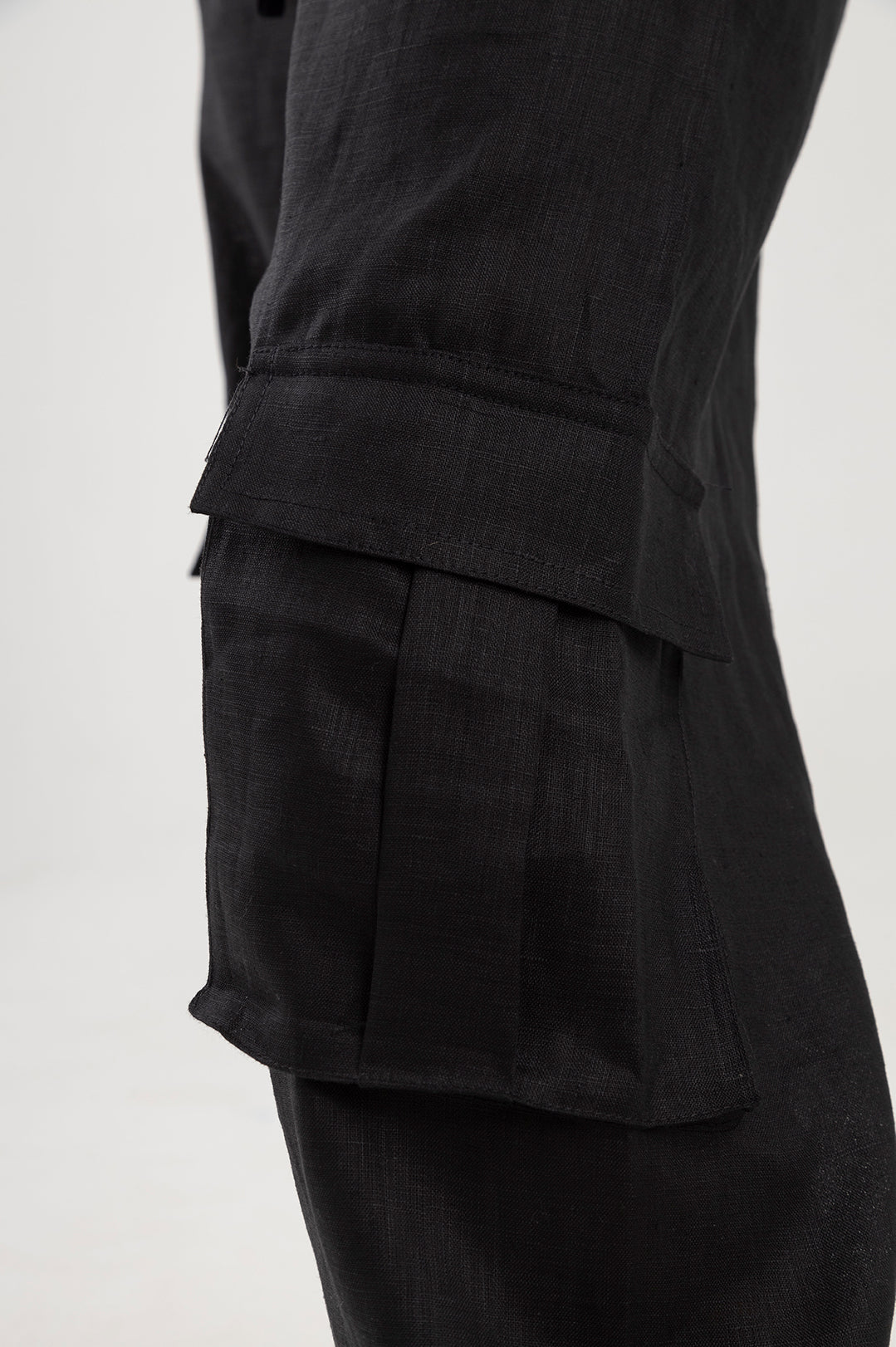 Pantalón negro tipo cargo en lino Wild
