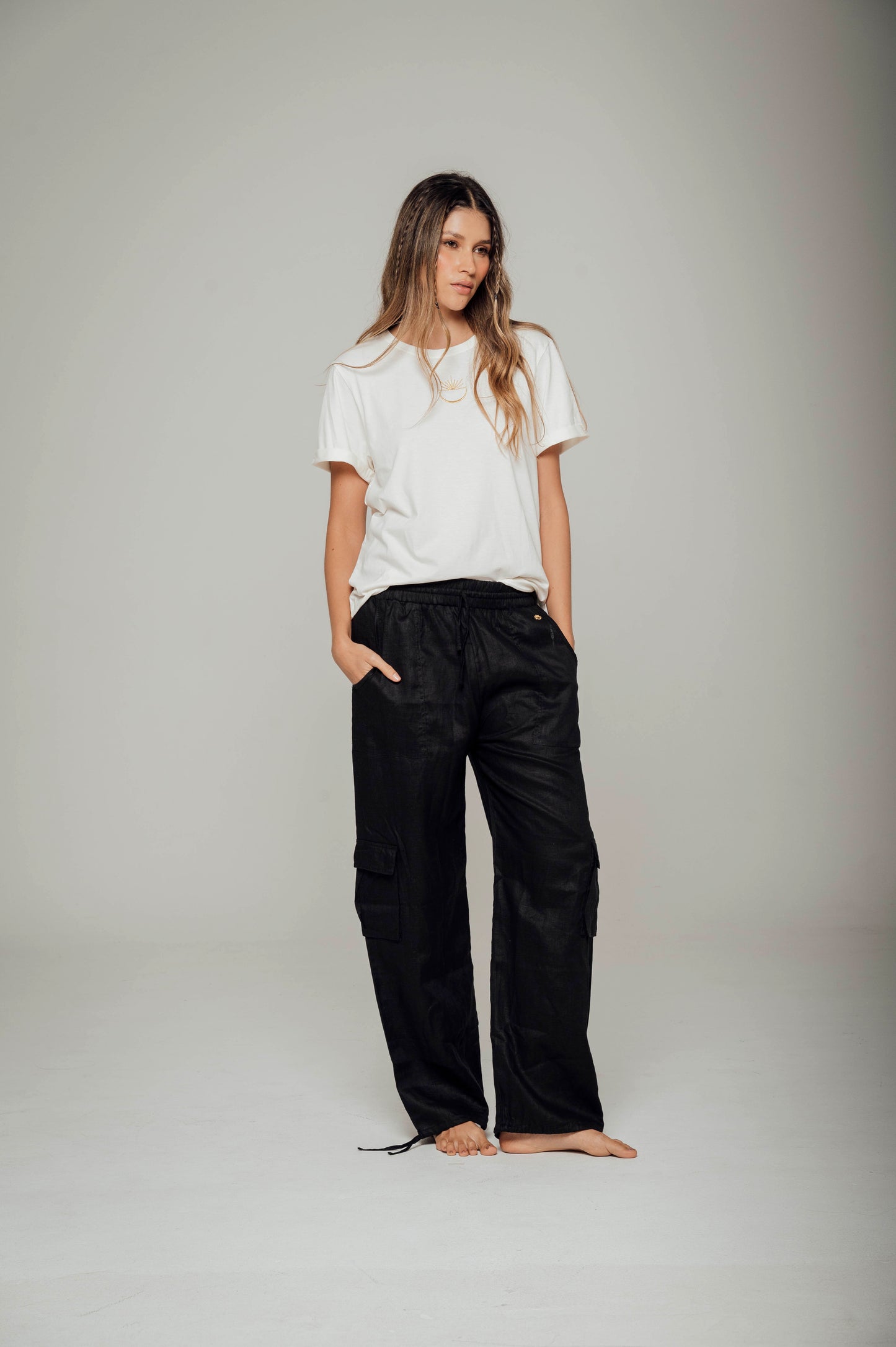 Pantalón negro tipo cargo en lino Wild