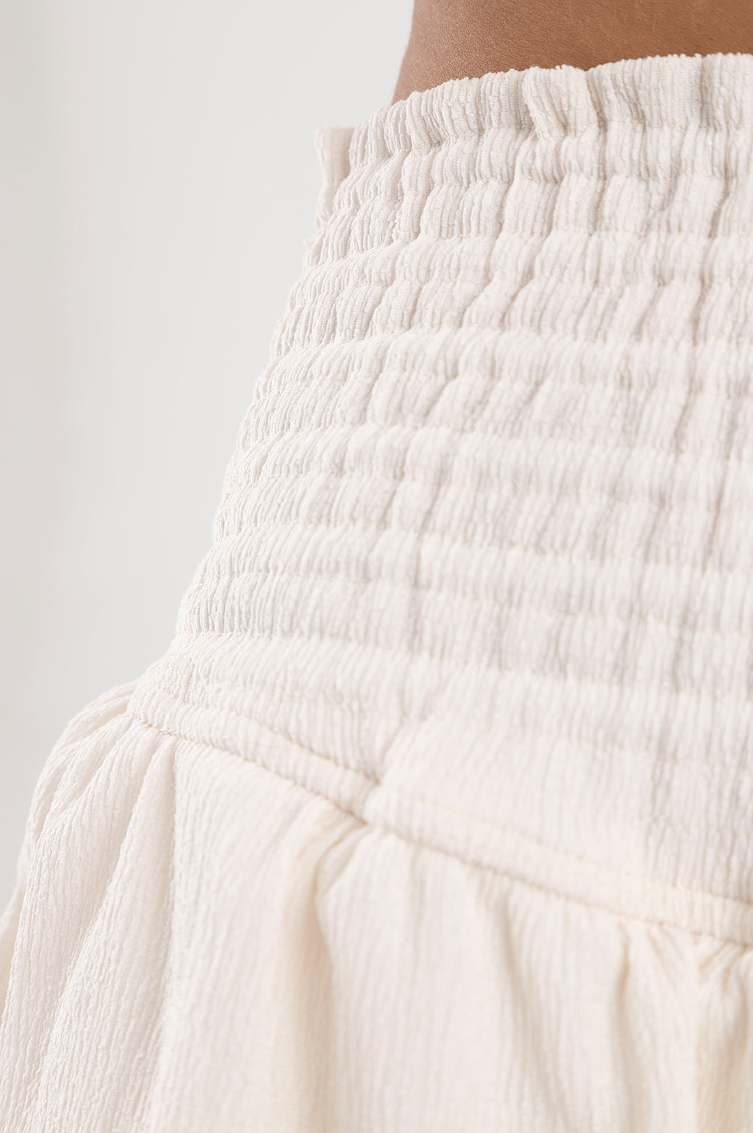 Falda blanca con boleros en tela polyester y pretina elástica Salar