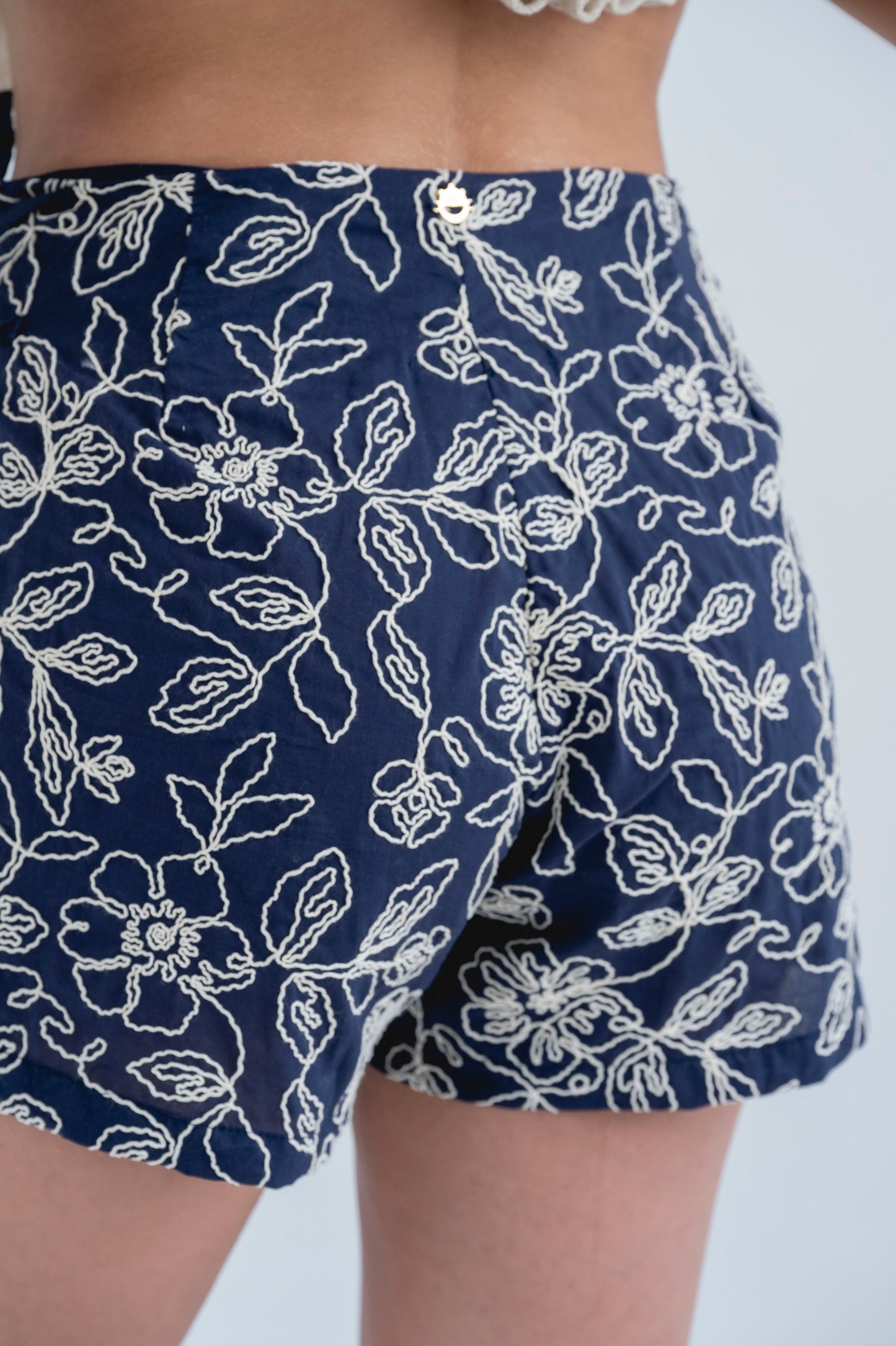 Falda Short Yvon bordada Azul