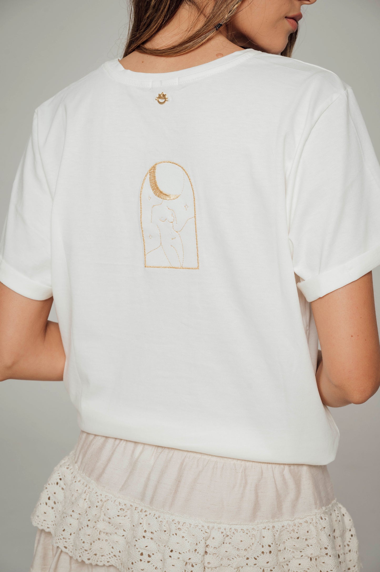 Camiseta en algodón PYMA con bordado delantero y posterior Sol