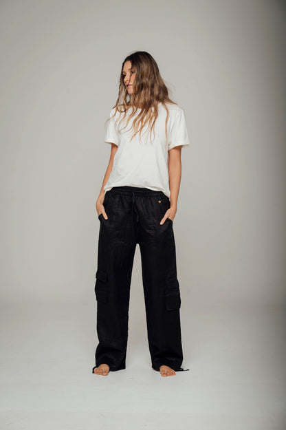 Pantalón negro tipo cargo en lino Wild
