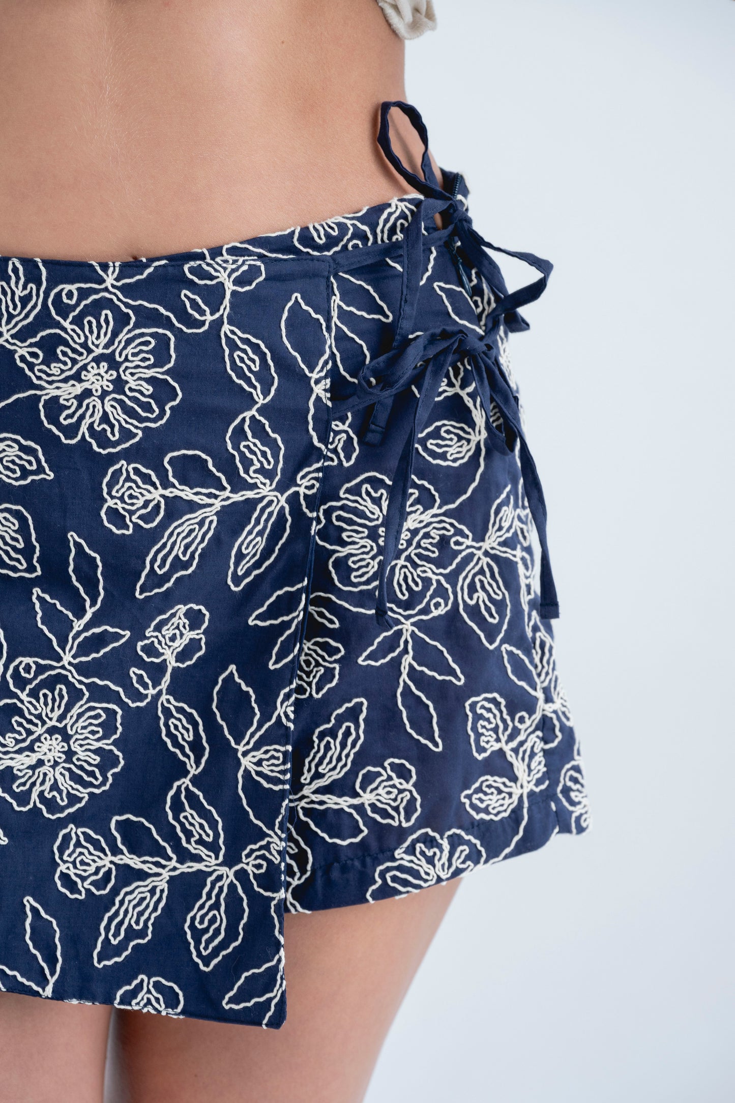 Falda Short Yvon bordada Azul