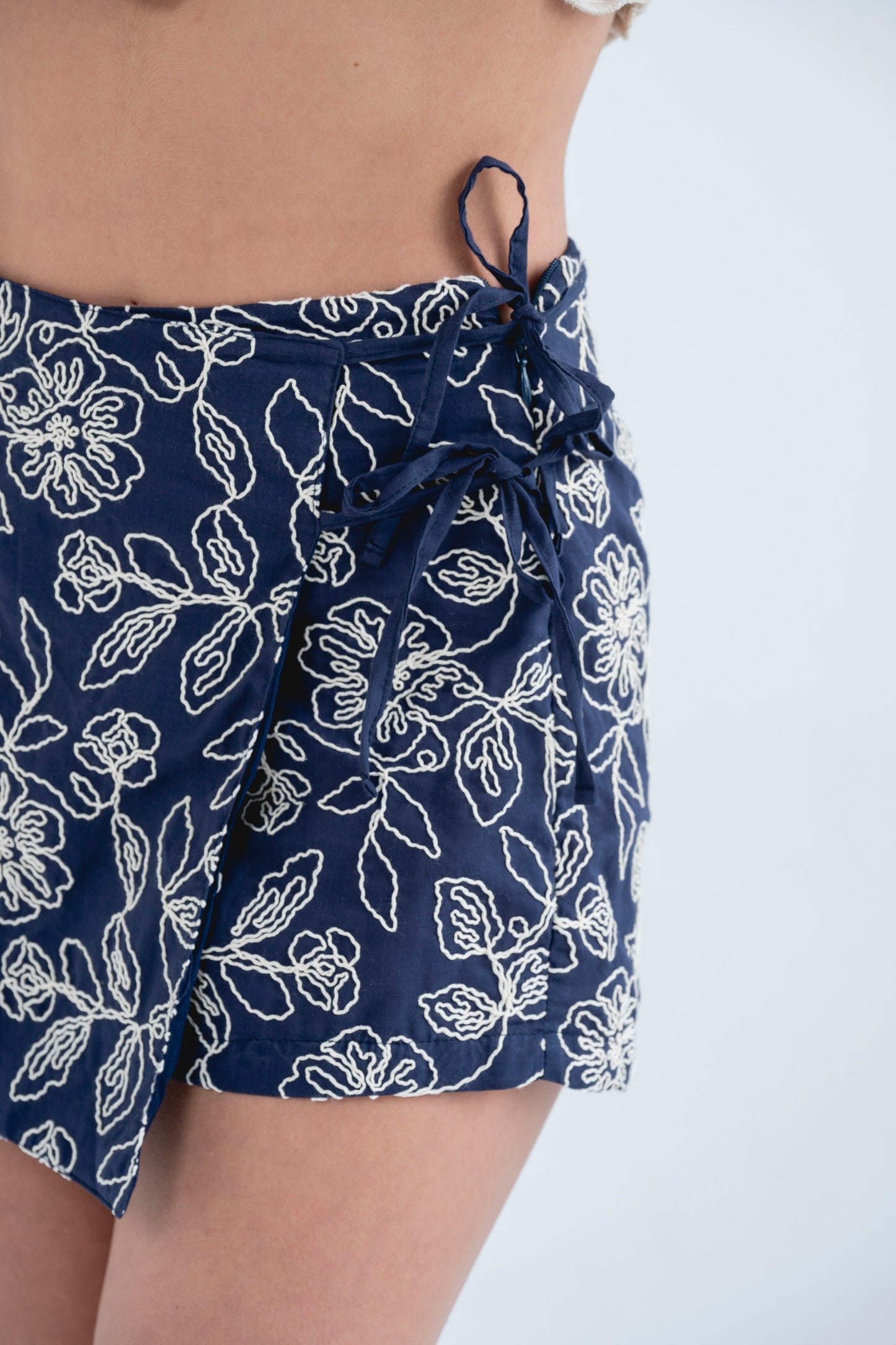 Falda Short Yvon bordada Azul