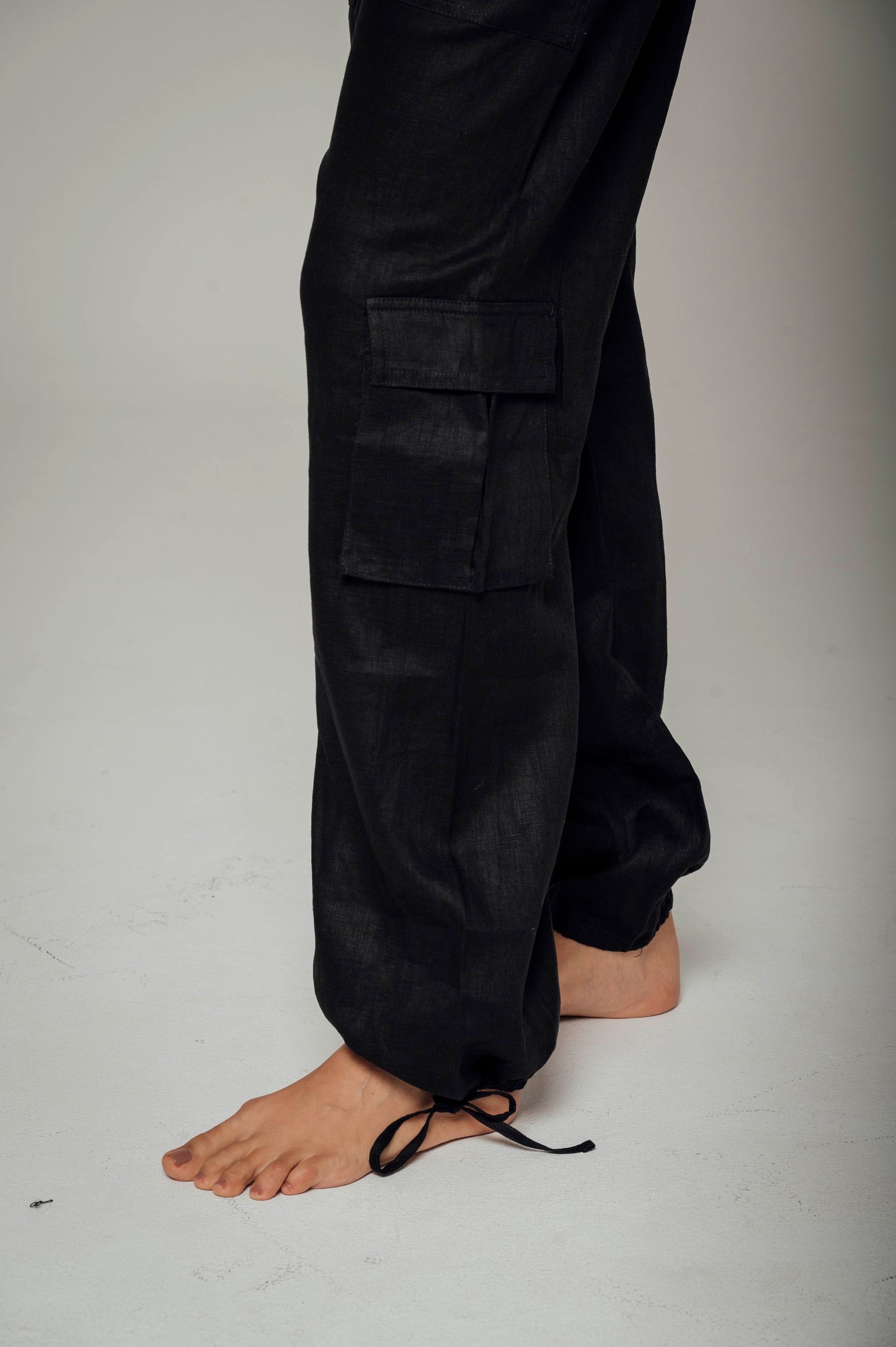 Pantalón negro tipo cargo en lino Wild