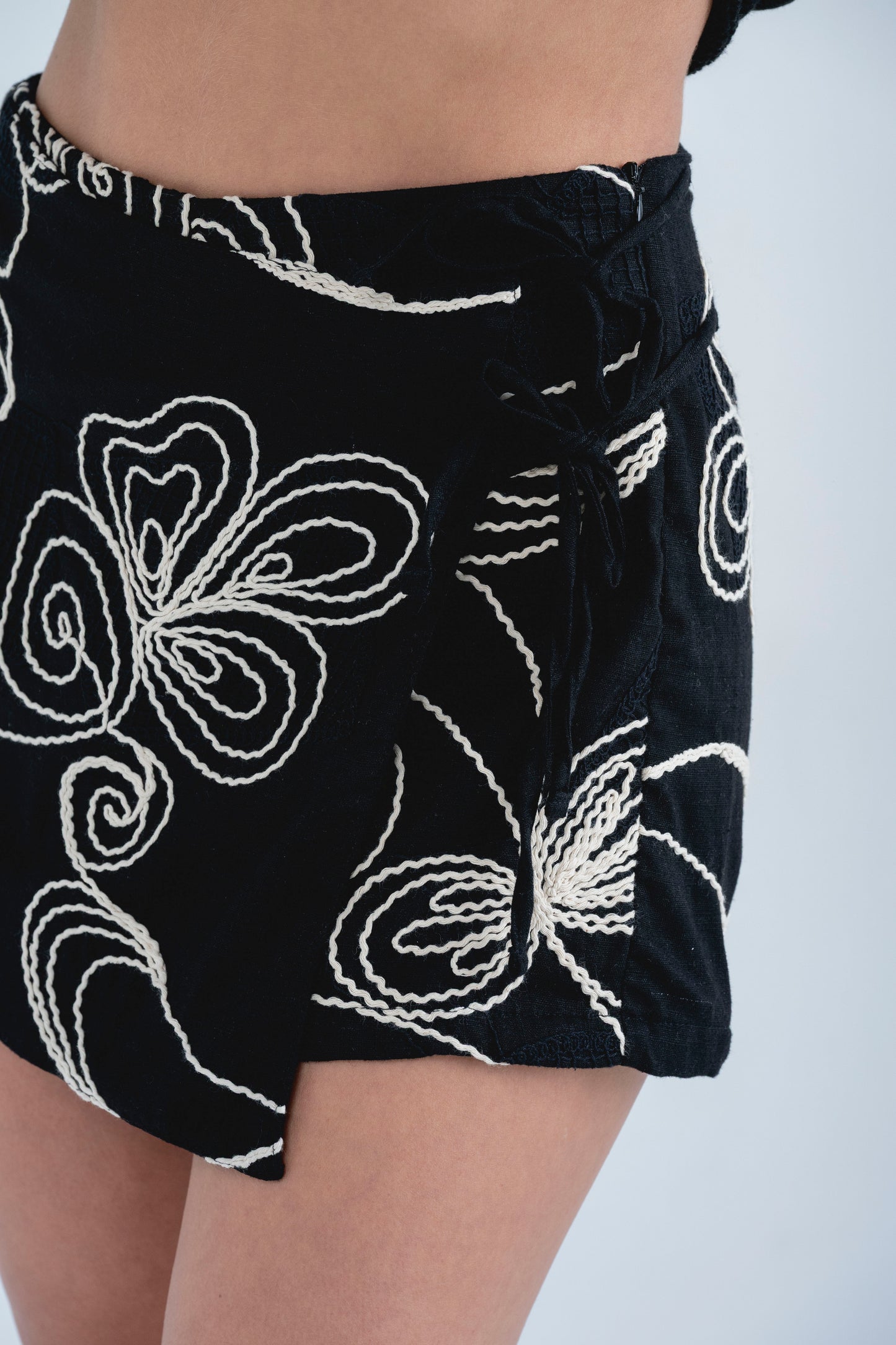 Falda short bordada Yvon Negra