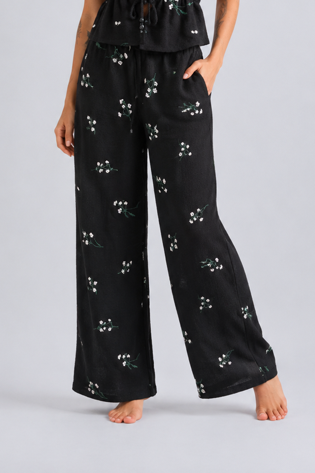 Pantalon Epic Negro Bordado Flores