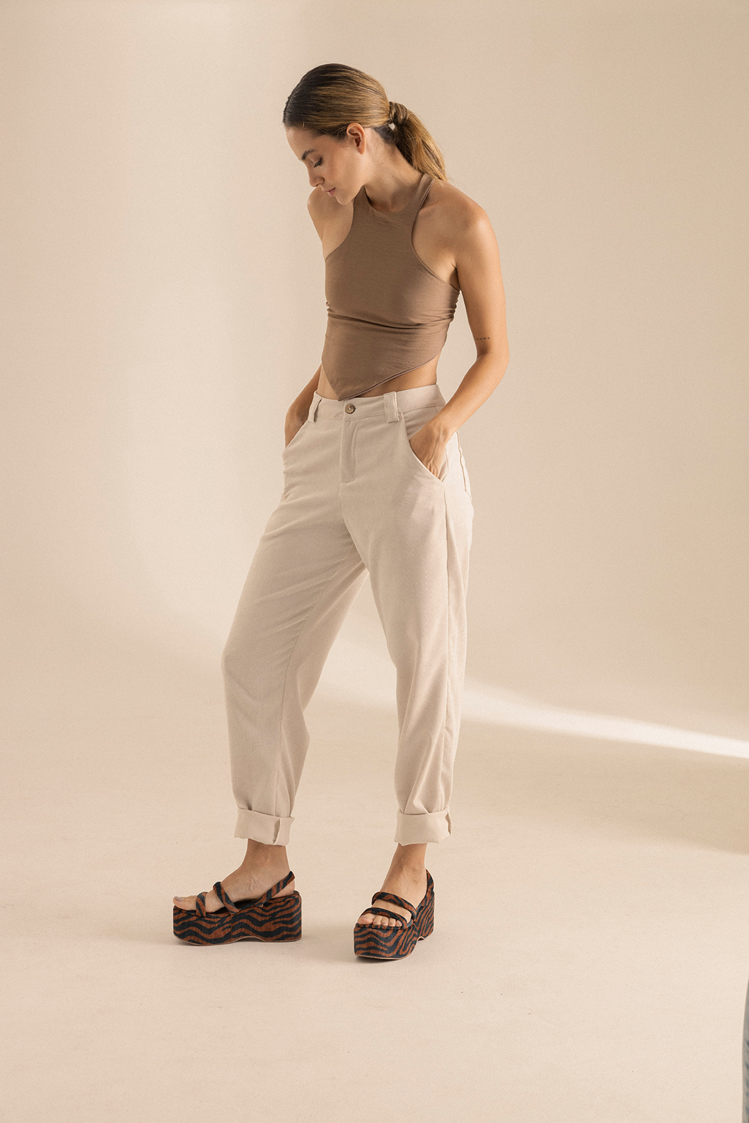 Pantalón beige bota recta con bolsillos en costados Egeo
