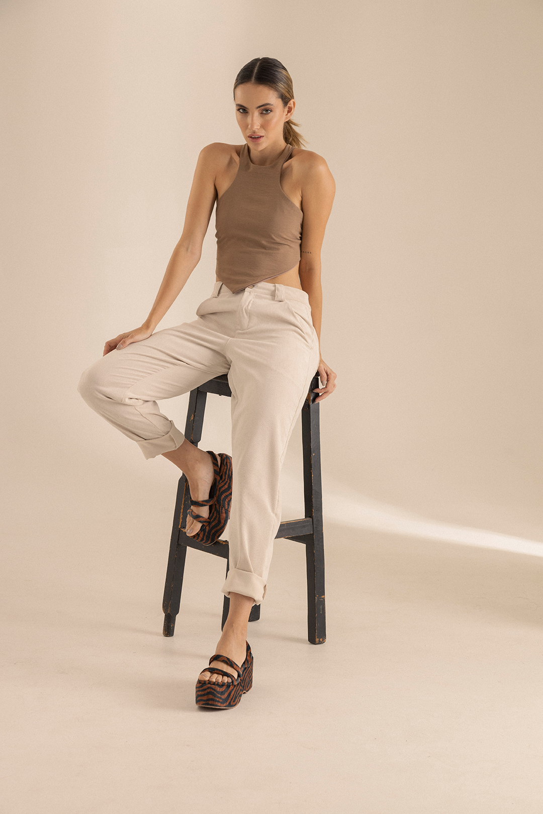 Pantalón beige bota recta con bolsillos en costados Egeo