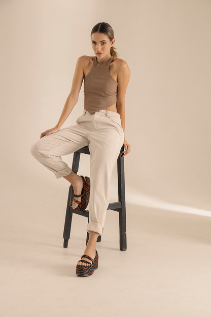 Pantalón beige bota recta con bolsillos en costados Egeo