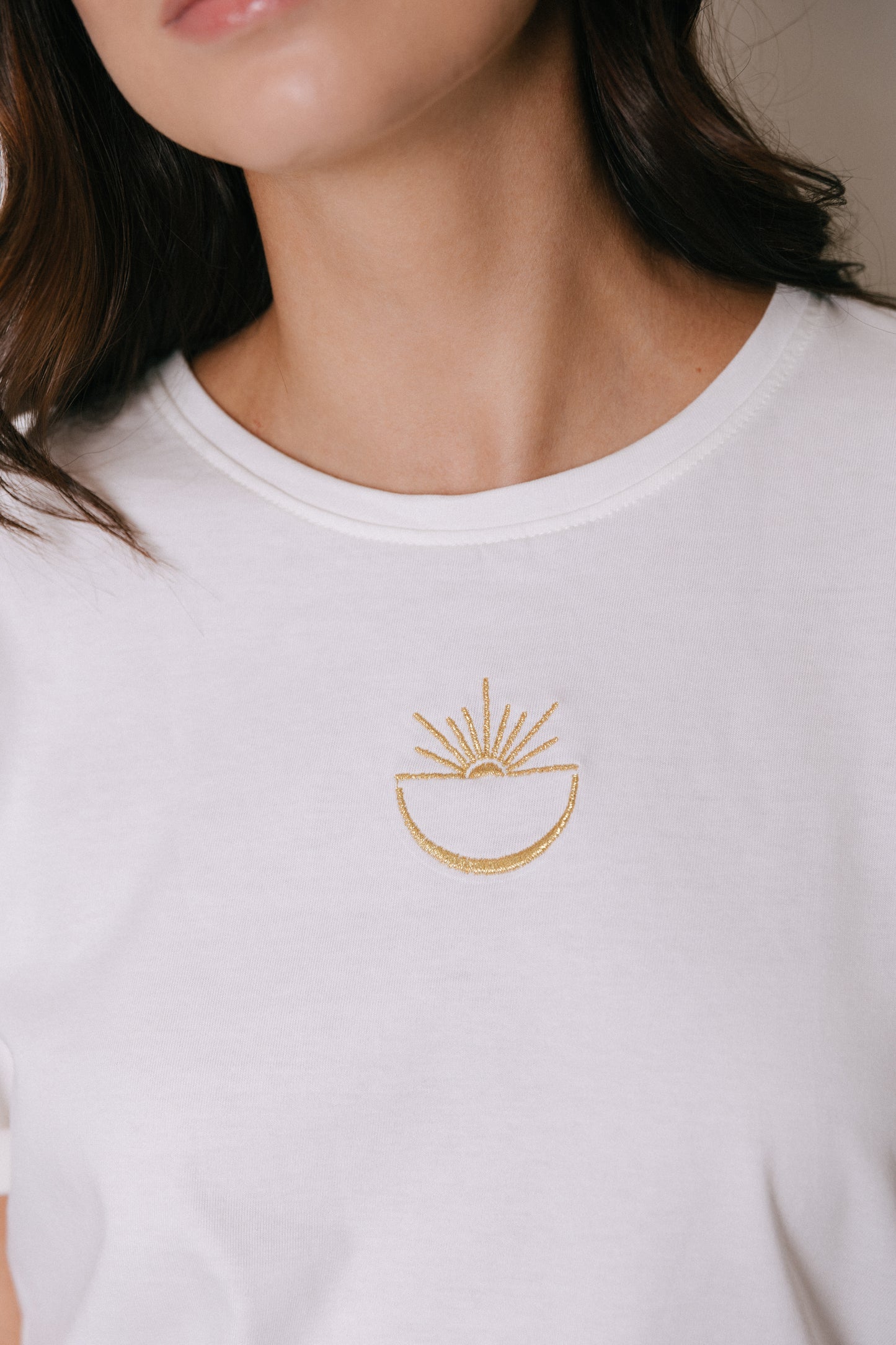 Camiseta en algodón PYMA con bordado delantero y posterior Sol