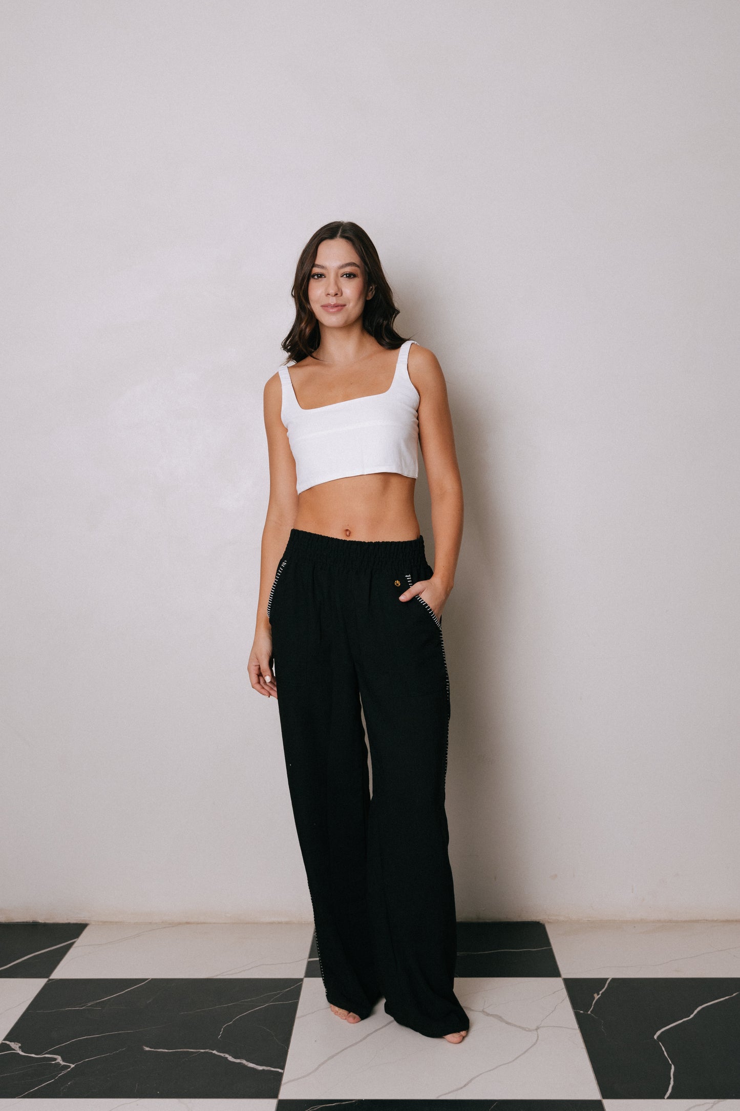 Pantalón negro, silueta recta con pretina elástica Marea