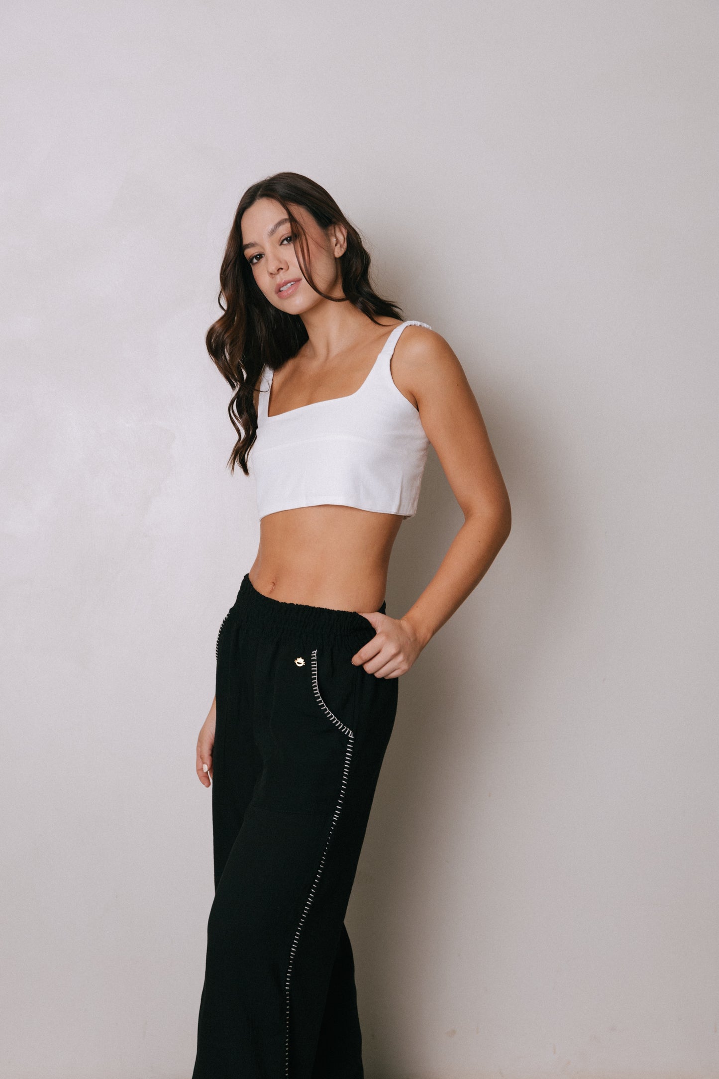 Pantalón negro, silueta recta con pretina elástica Marea