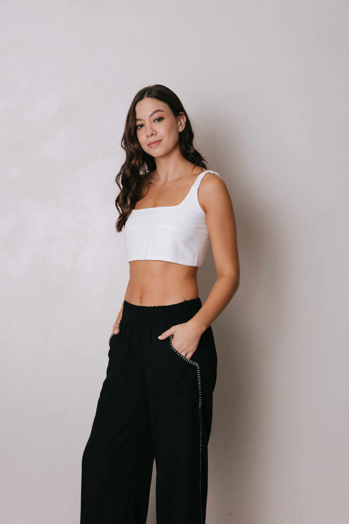 Pantalón negro, silueta recta con pretina elástica Marea