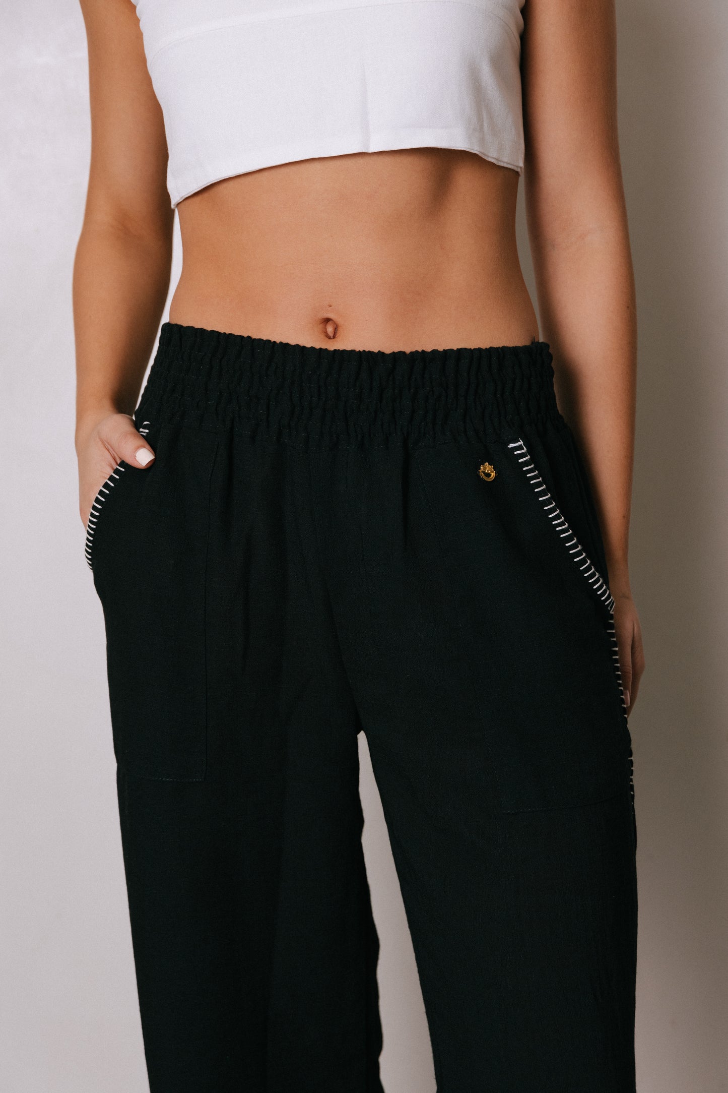 Pantalón negro, silueta recta con pretina elástica Marea