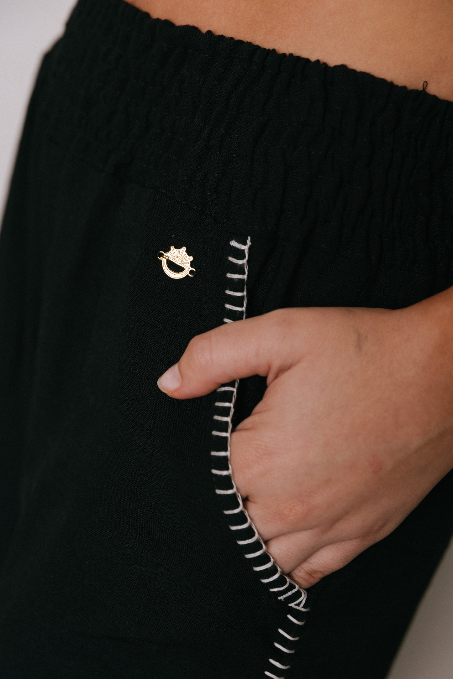 Pantalón negro, silueta recta con pretina elástica Marea