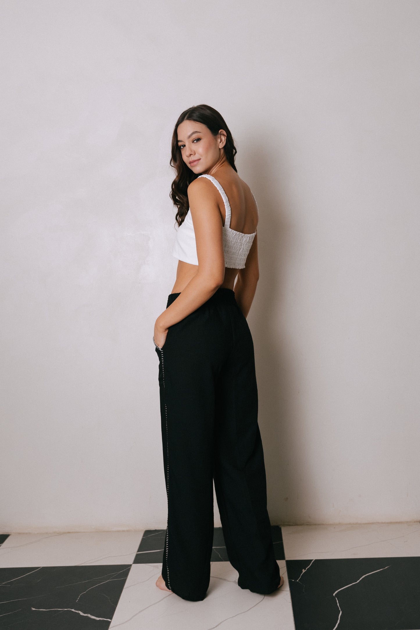 Pantalón negro, silueta recta con pretina elástica Marea