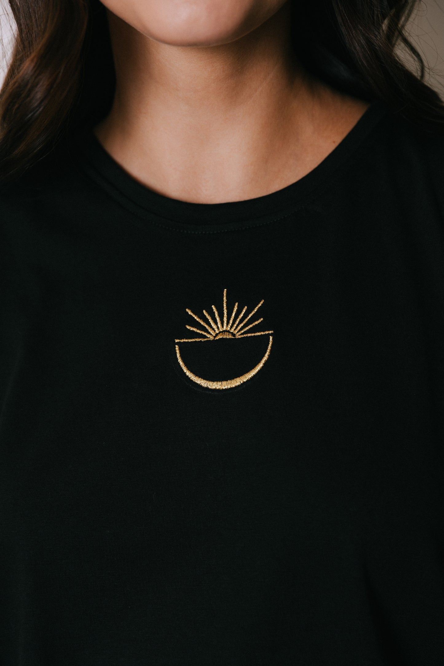Camiseta en algodón PYMA con bordado delantero y posterior SOL