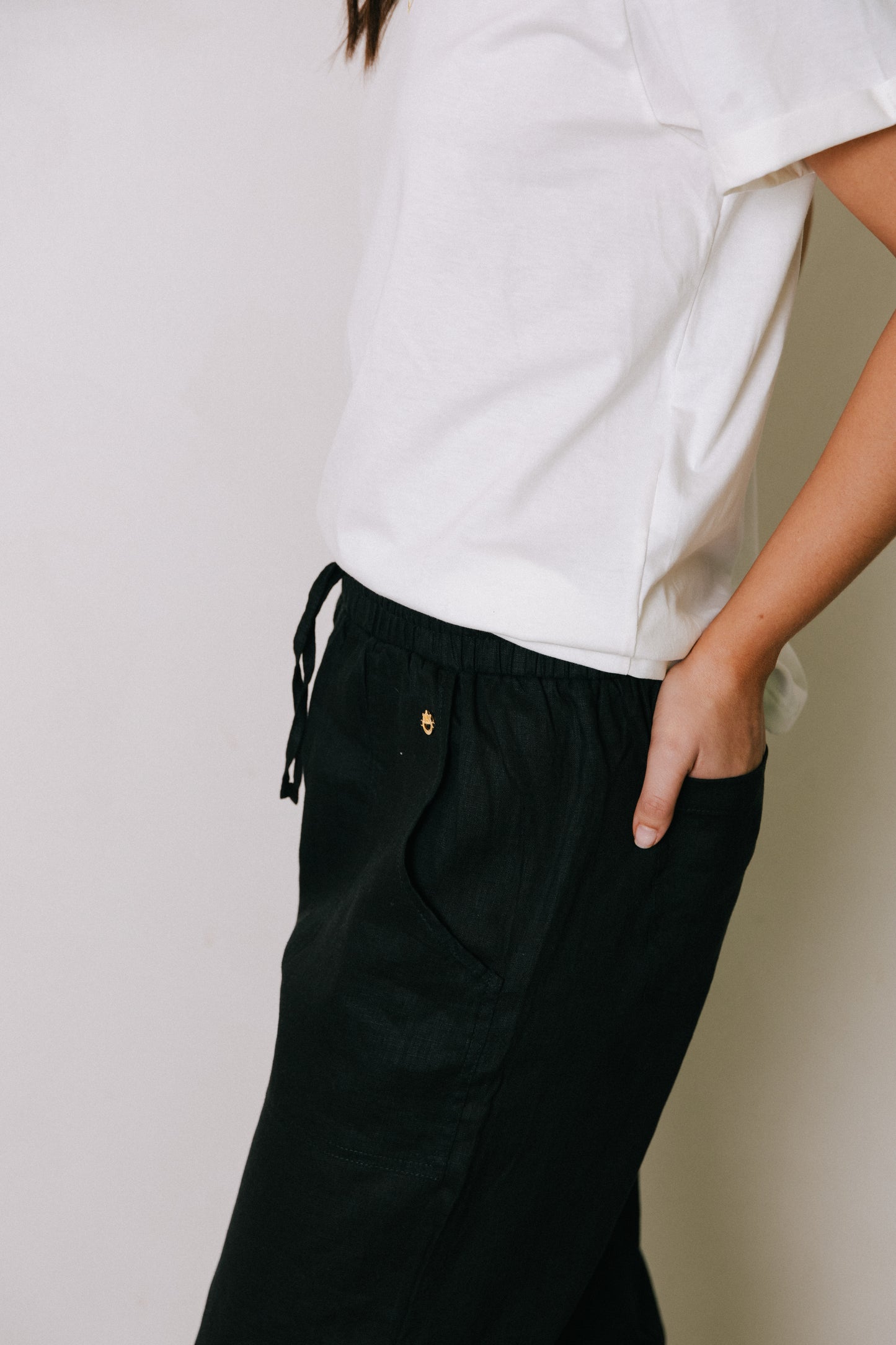 Pantalón negro tipo cargo en lino Wild