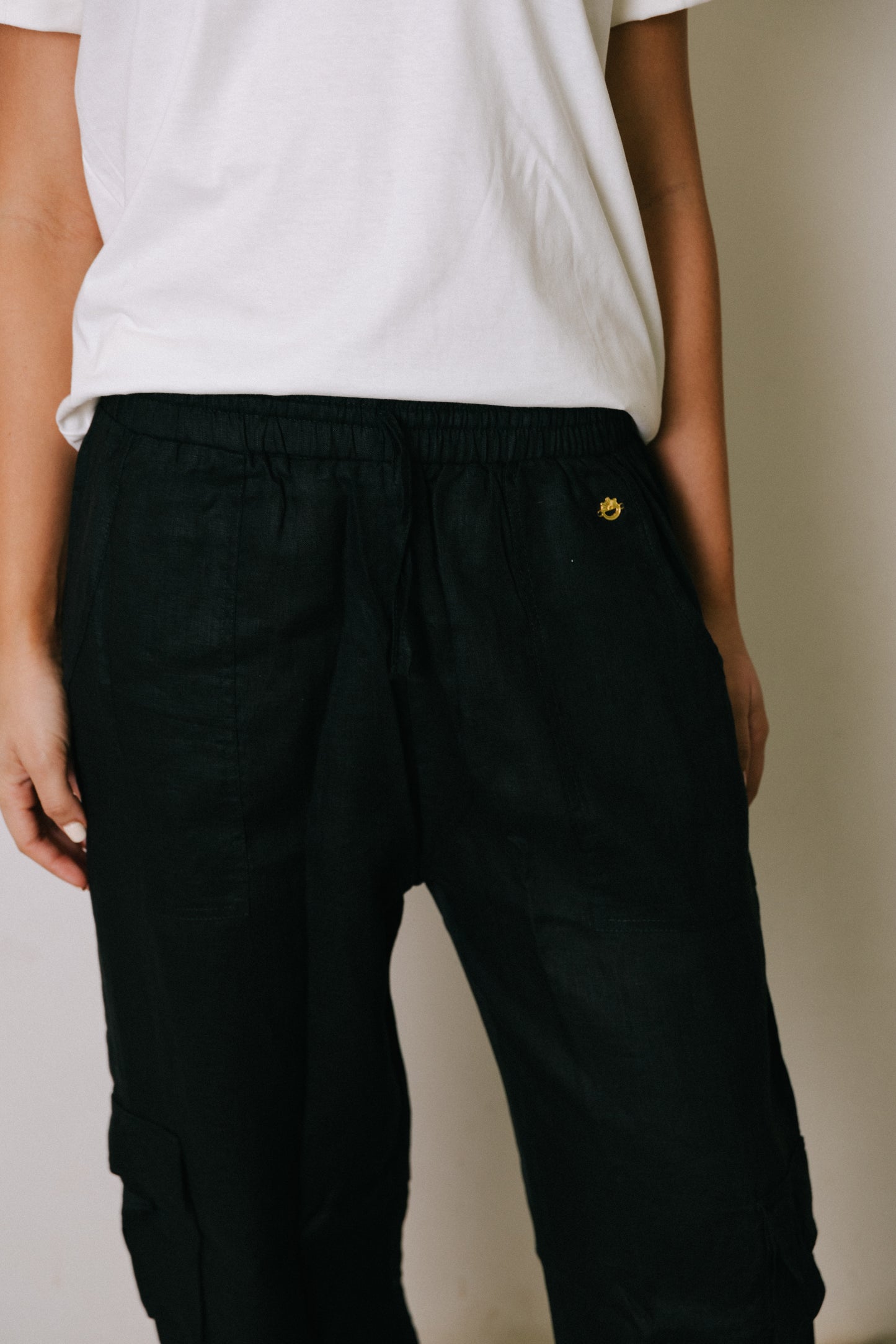 Pantalón negro tipo cargo en lino Wild